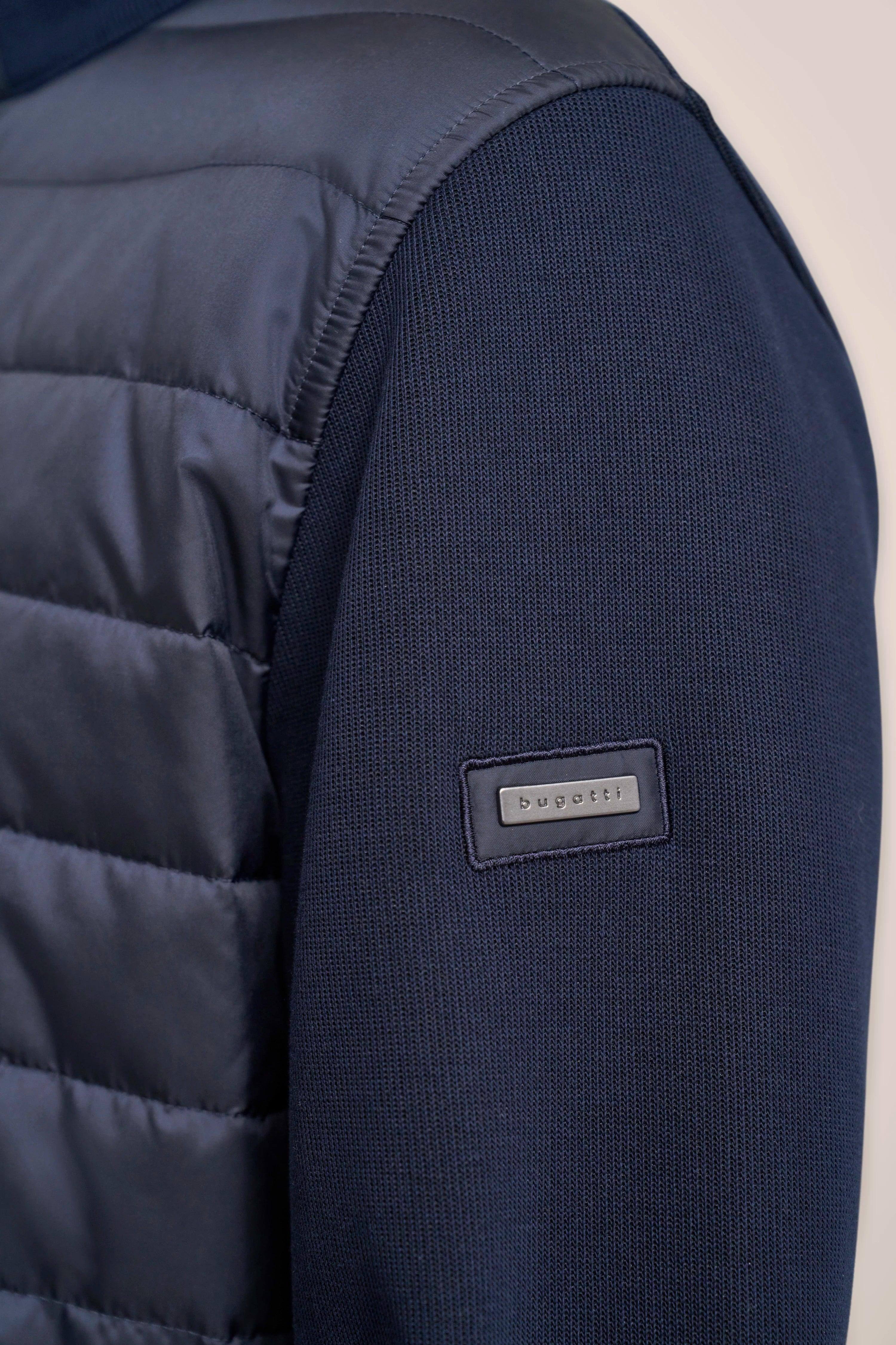Navy Jacke mit gestepptem Design, Detailansicht, bugatti Logo sichtbar, eleganter Stil.