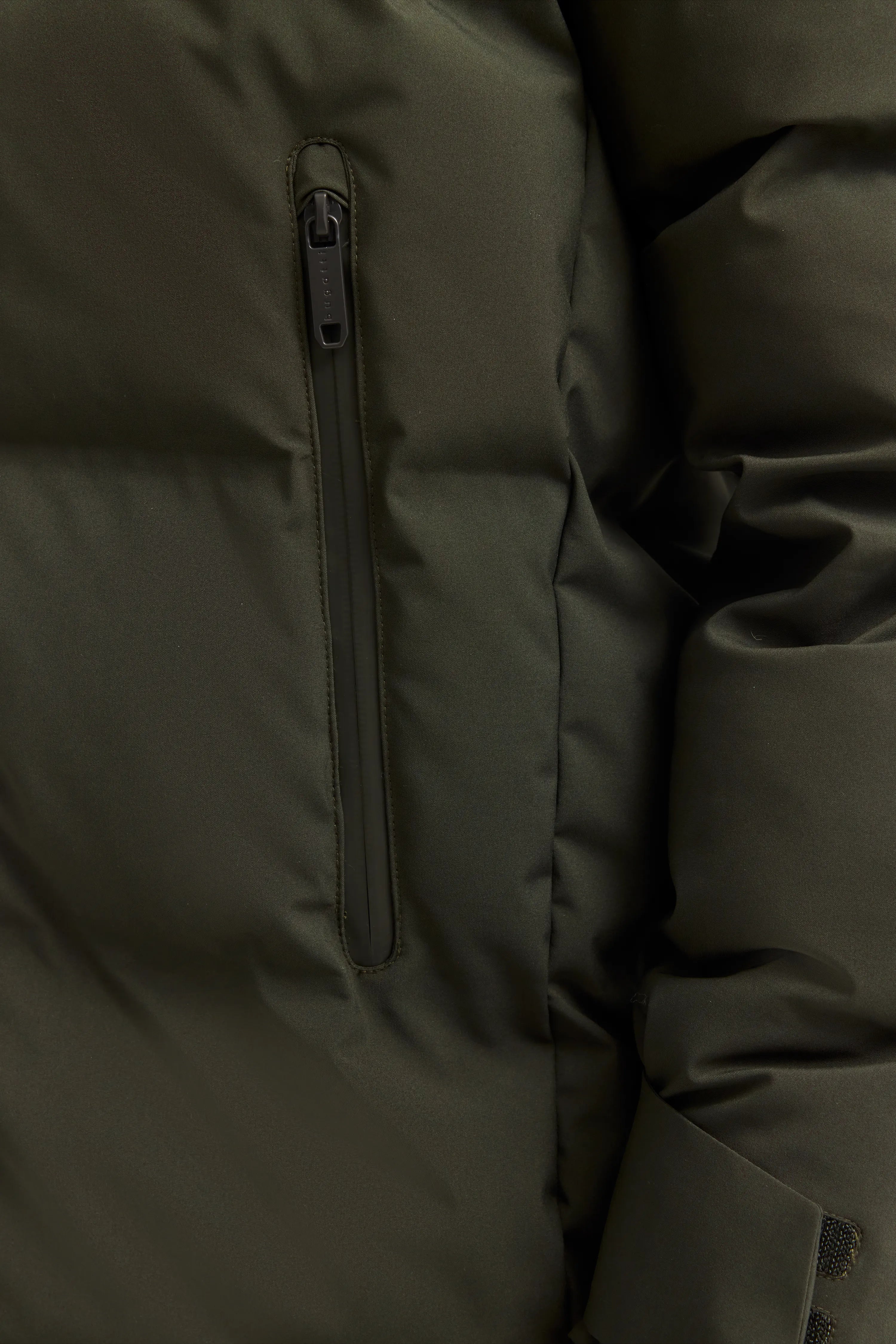 Grüne bugatti Jacke Detailaufnahme mit Reißverschluss, robustes Material, legerer Stil.