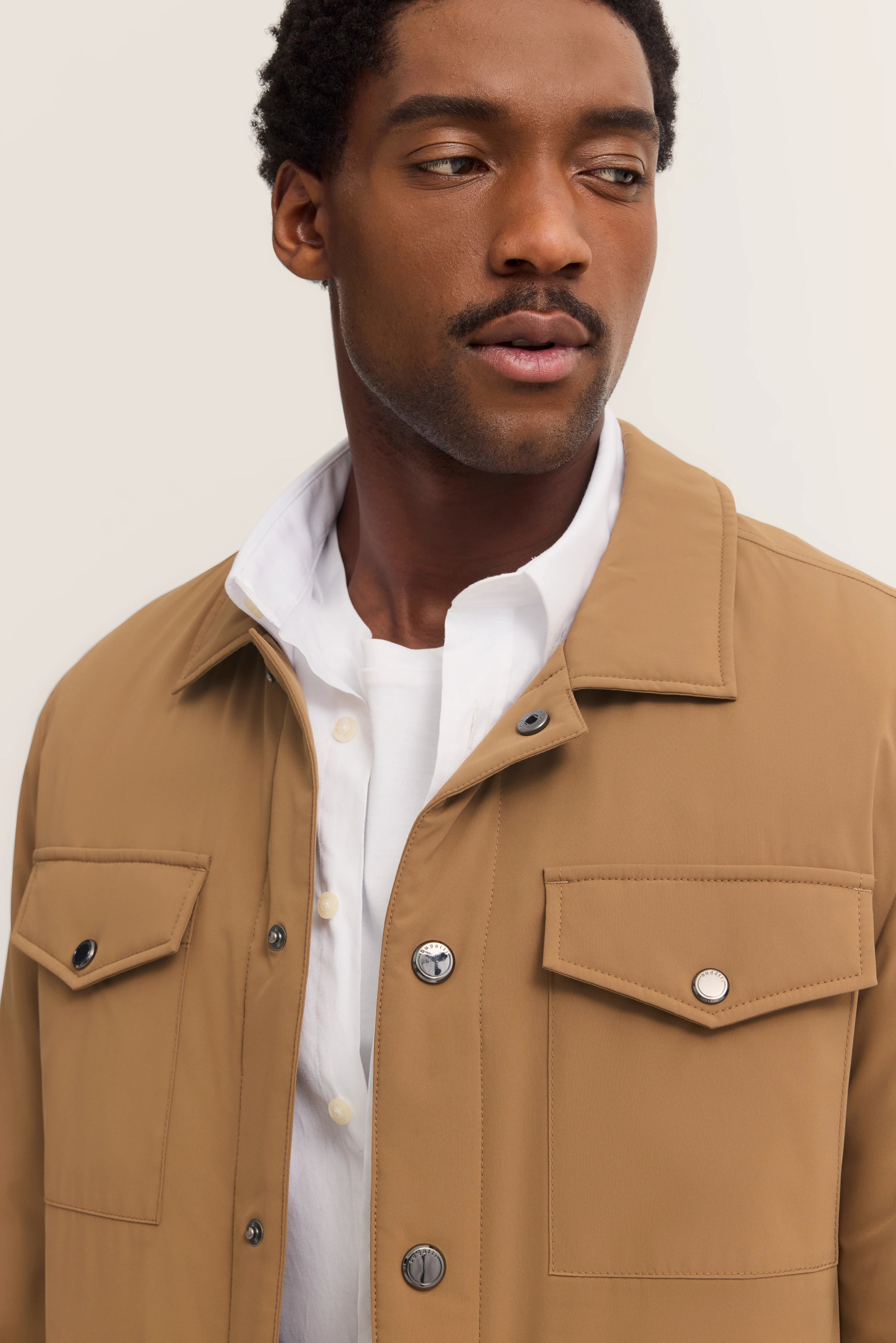 Bugatti Modelbild: Beige Jacke, weißes Hemd