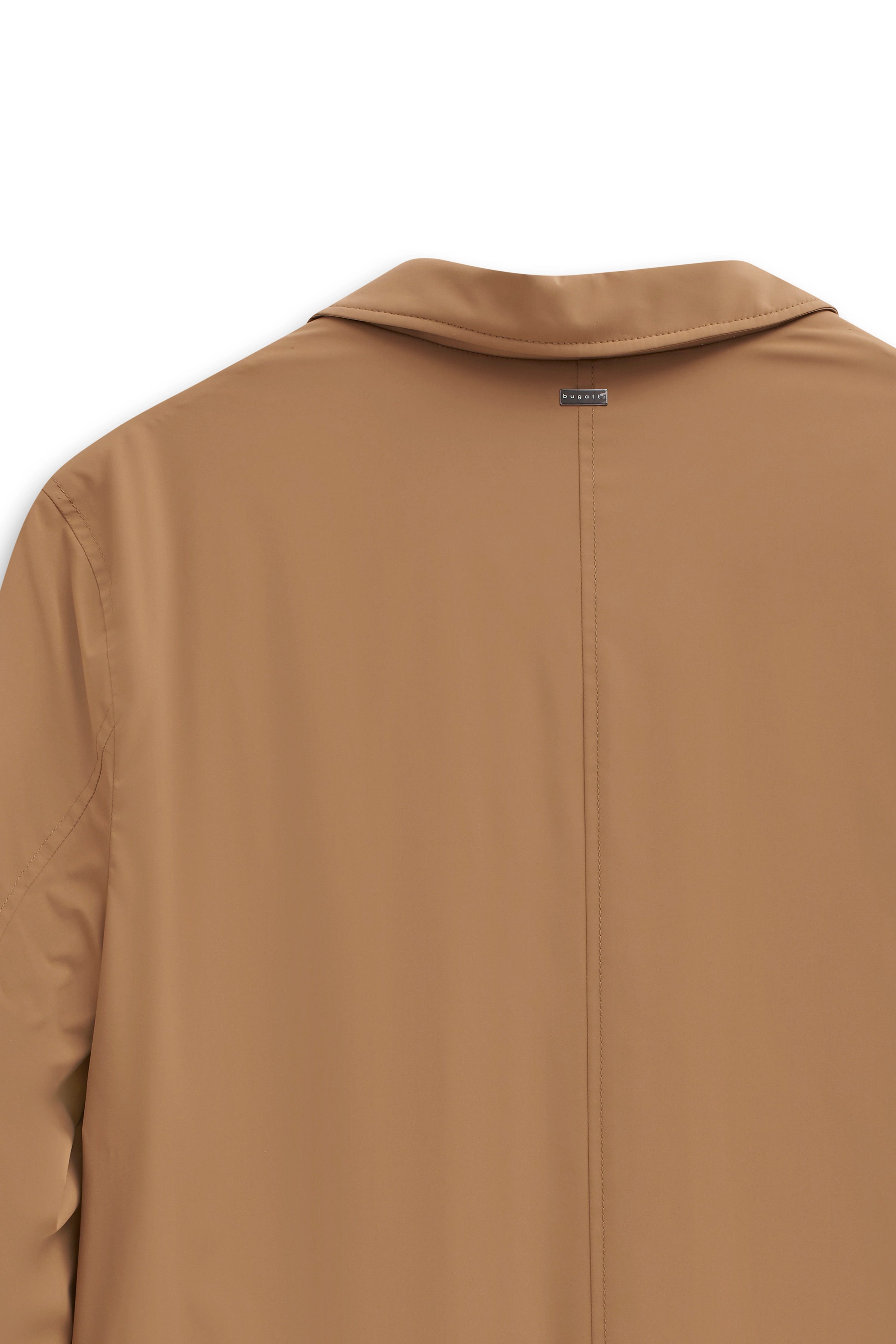 Büstenbild eines bugatti Mantels in warmem Braun, Detailansicht des Kragens und Rückens.