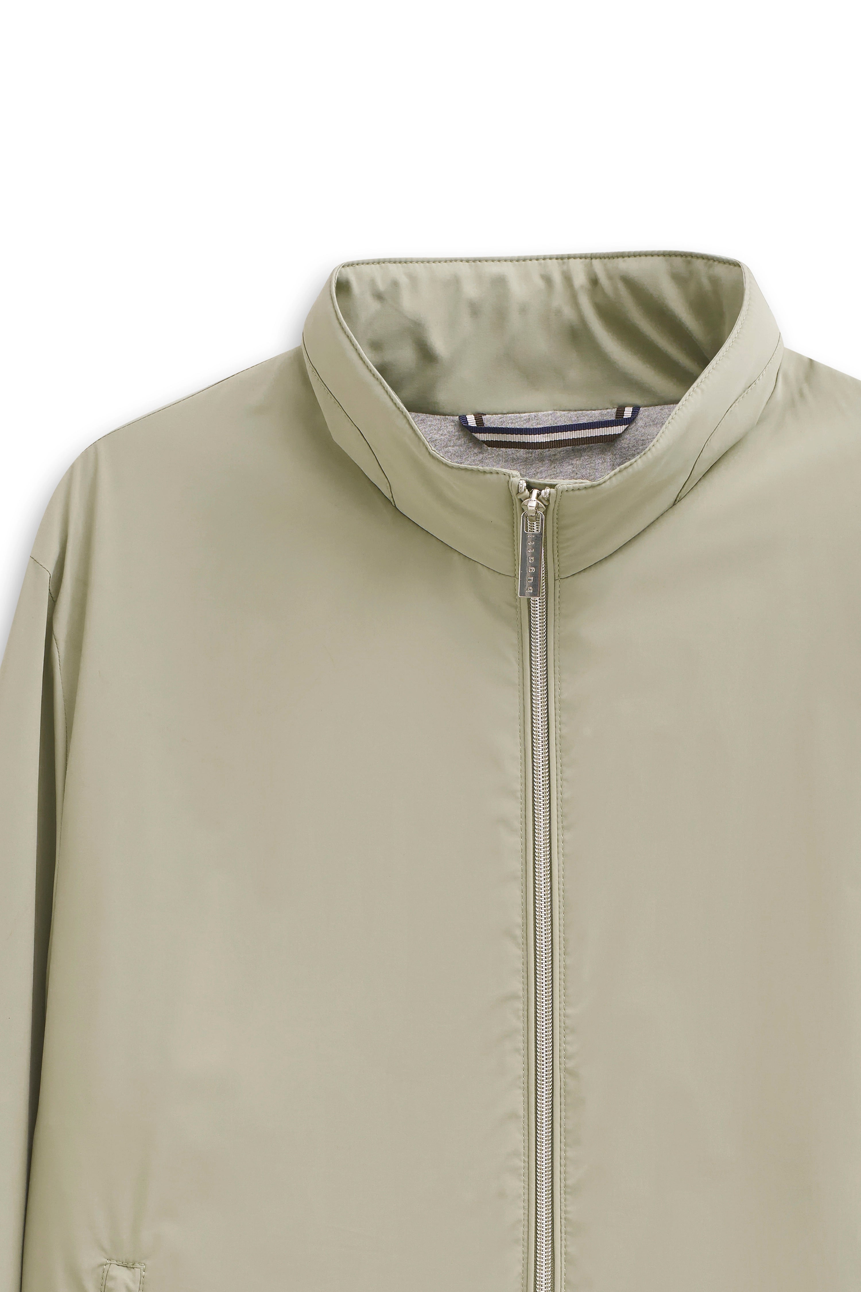 Borstbeeld van een olijfgroene bugatti jas met ritssluiting en opstaande kraag.