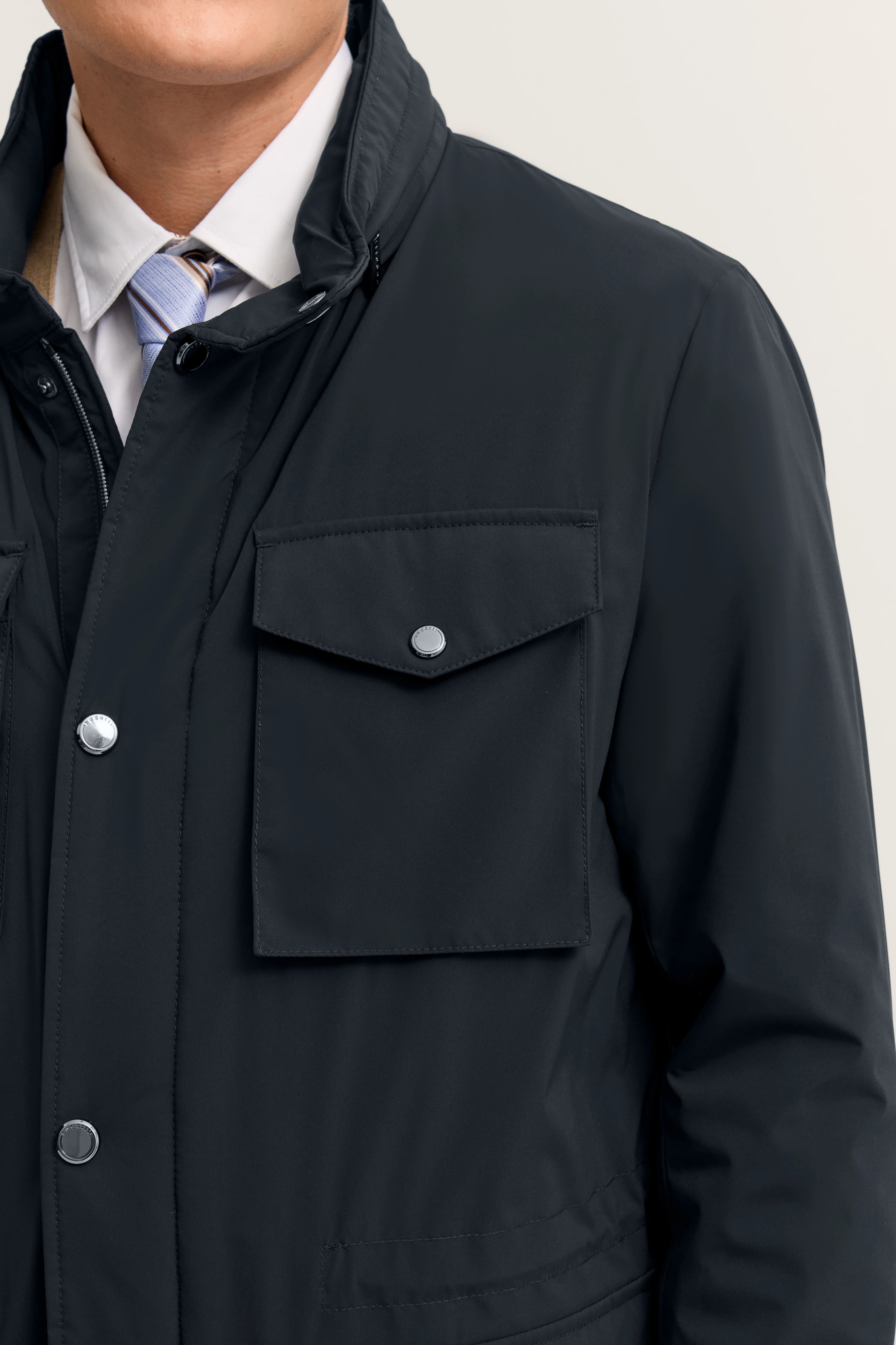 Dunkelblaue bugatti Jacke mit Knopfleiste, Büstenbild, eleganter Stil.