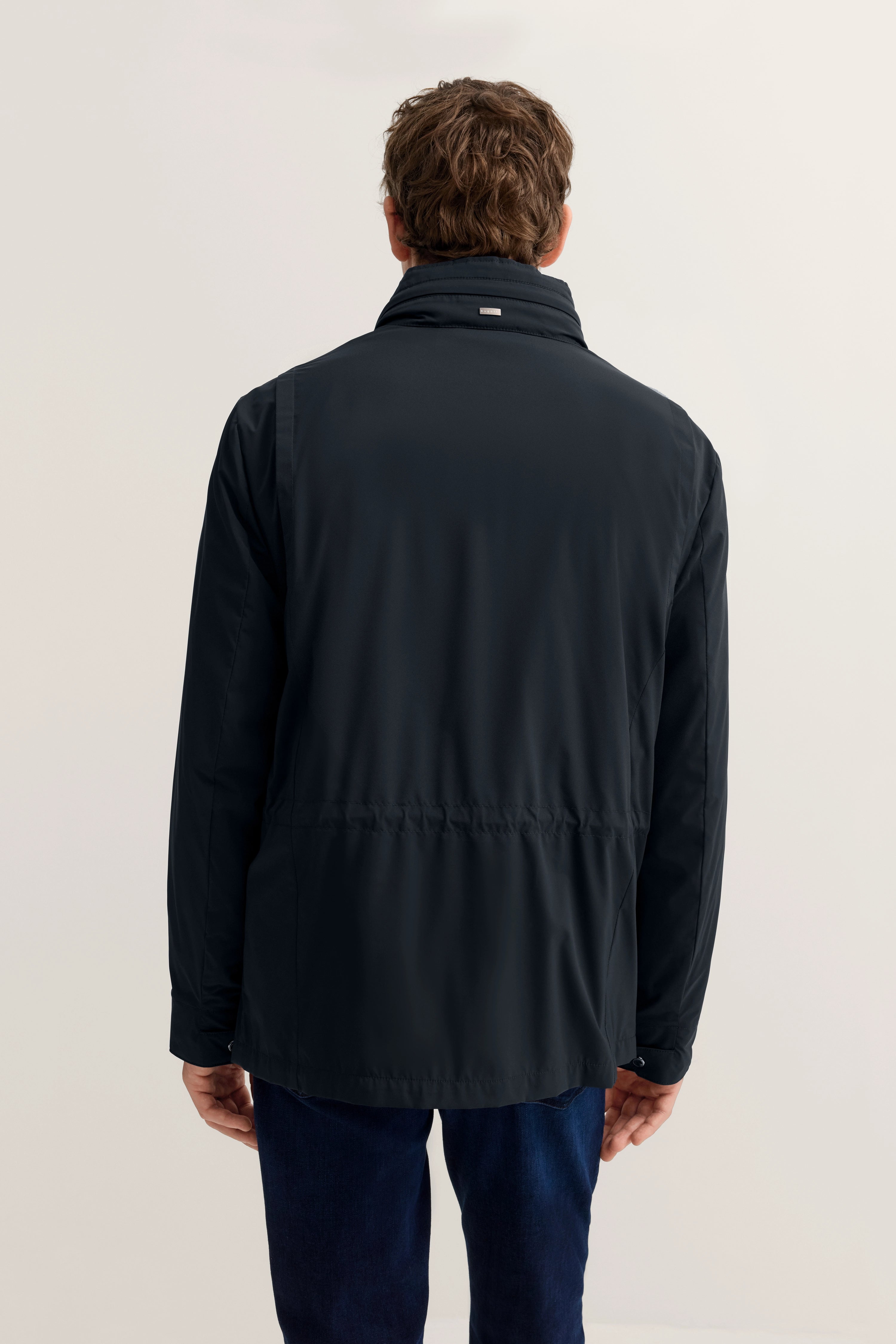 bugatti Herrenjacke, dunkelblau, Rückenansicht, legeres Modelbild, bequeme Passform.