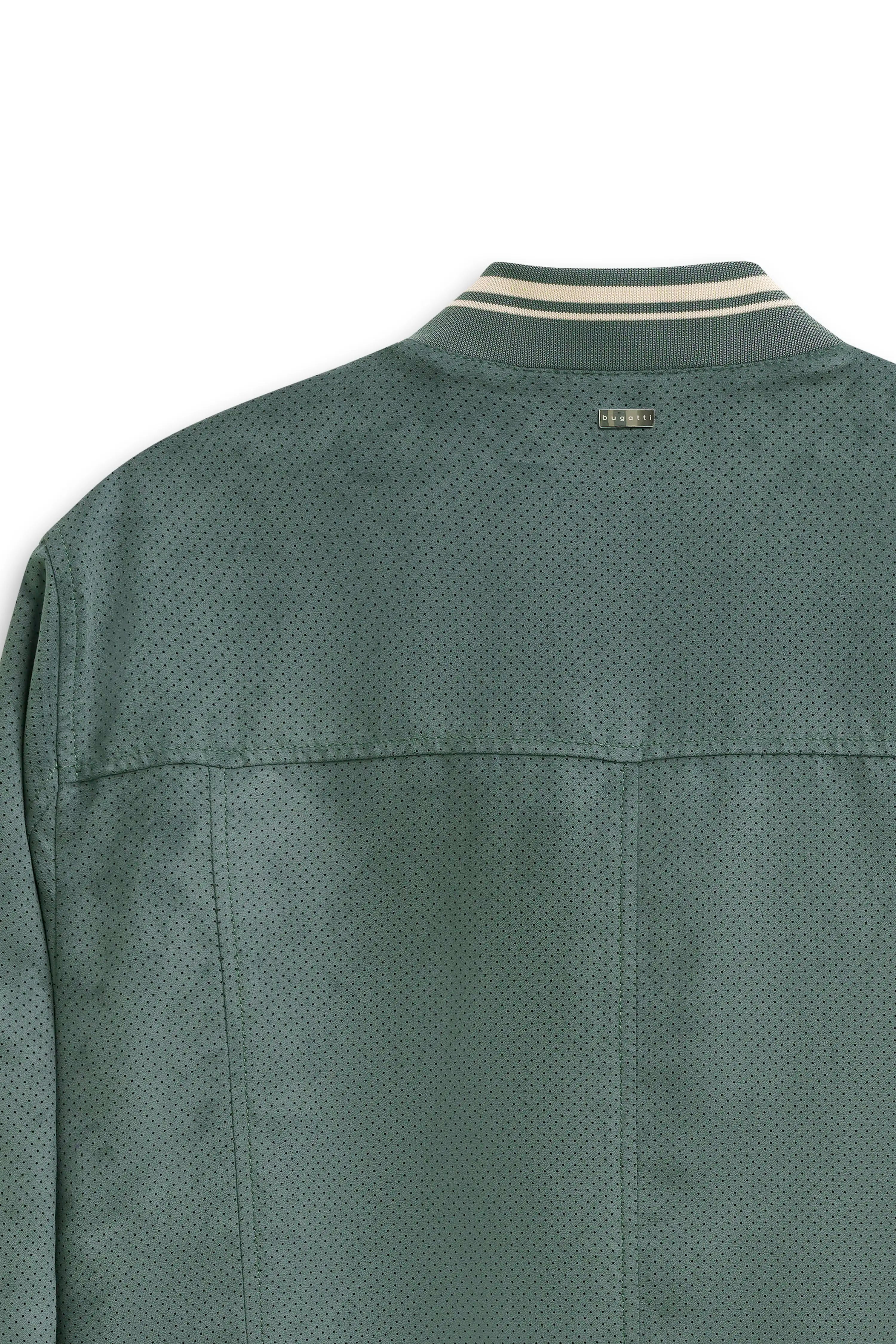 Grüne perforierte bugatti Jacke, Rückansicht, Detailaufnahme des Kragens, legeres Design.