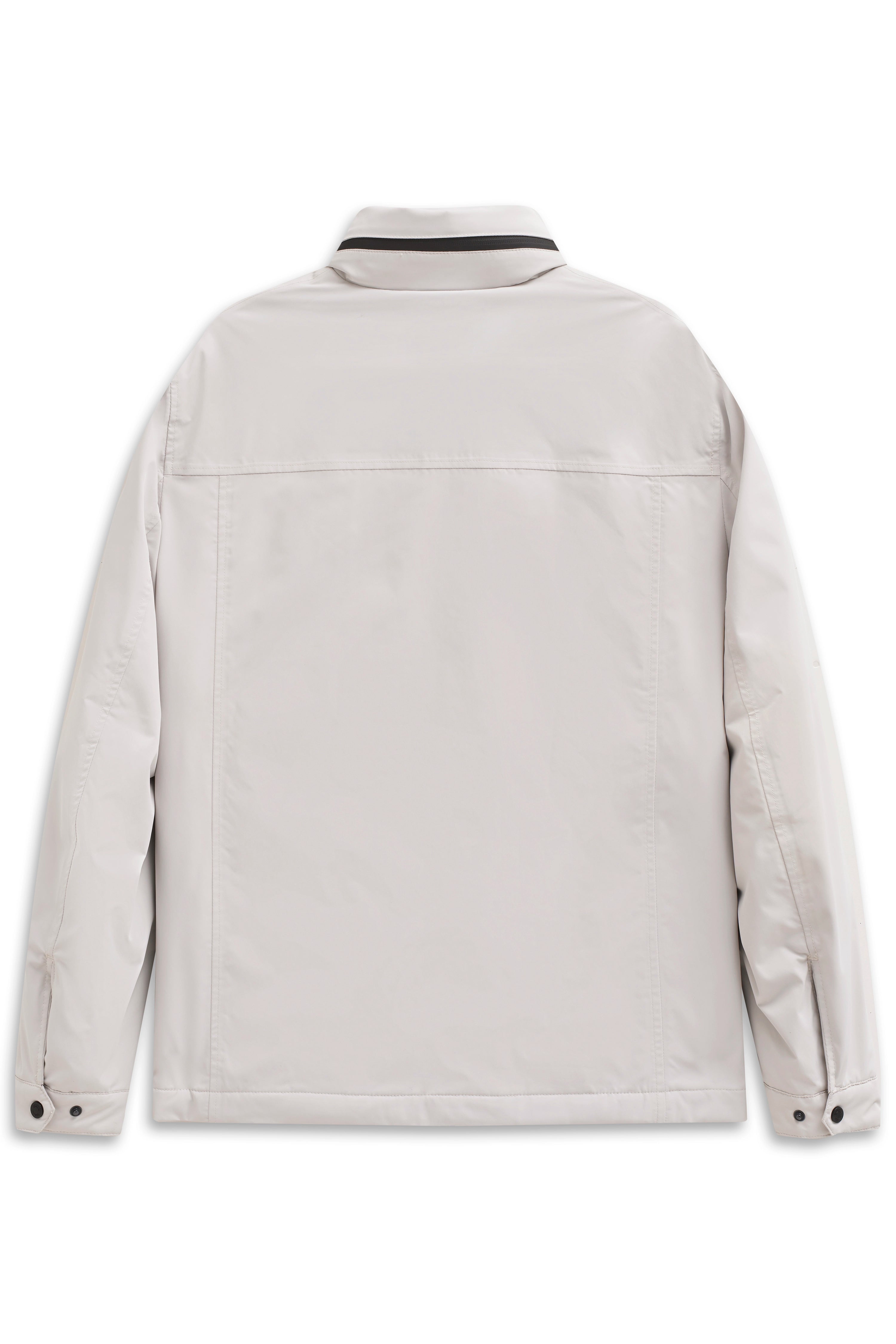 Weiße bugatti Jacke, Rückansicht, schlichtes Design, legerer Stil.