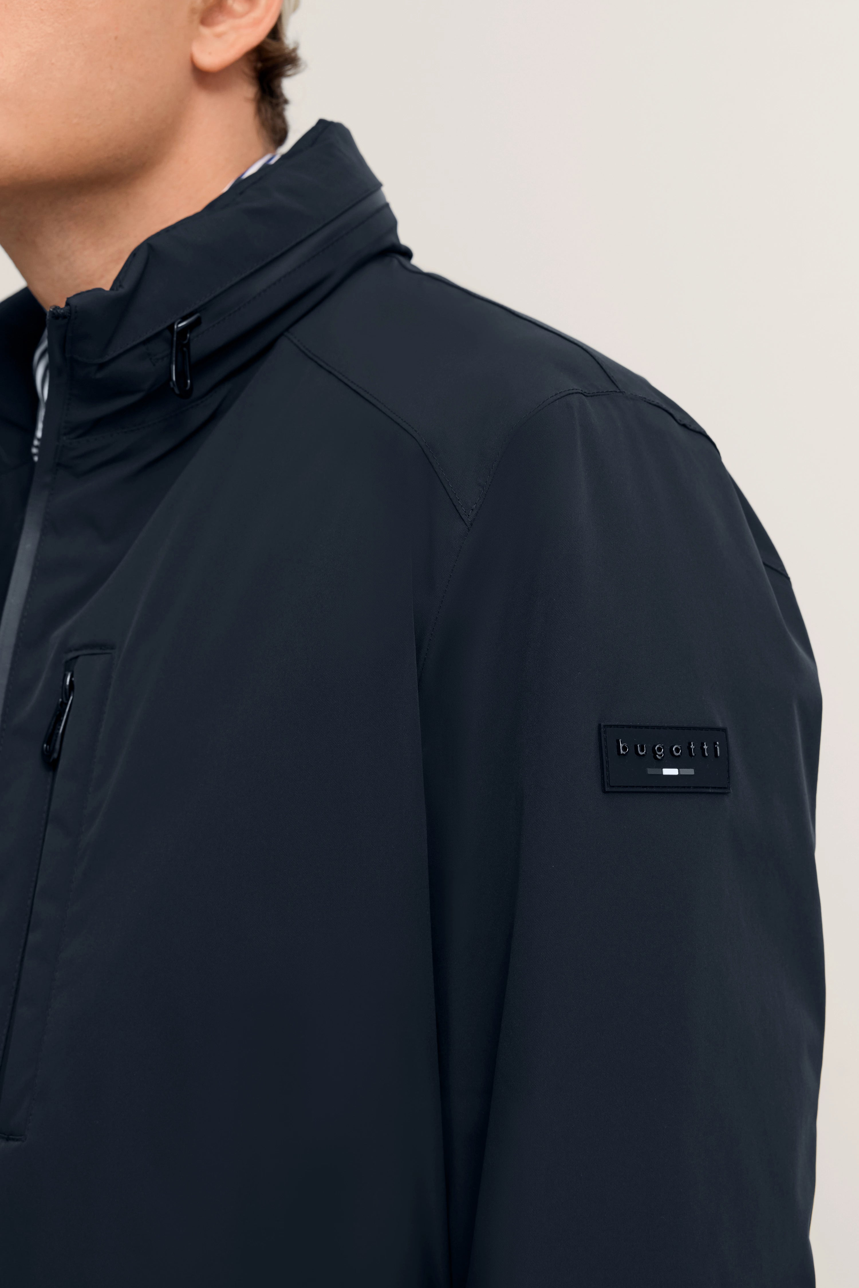 Dunkelblaue bugatti Jacke, Rückansicht, legeres Design, hochwertiges Material für stilvollen Look.