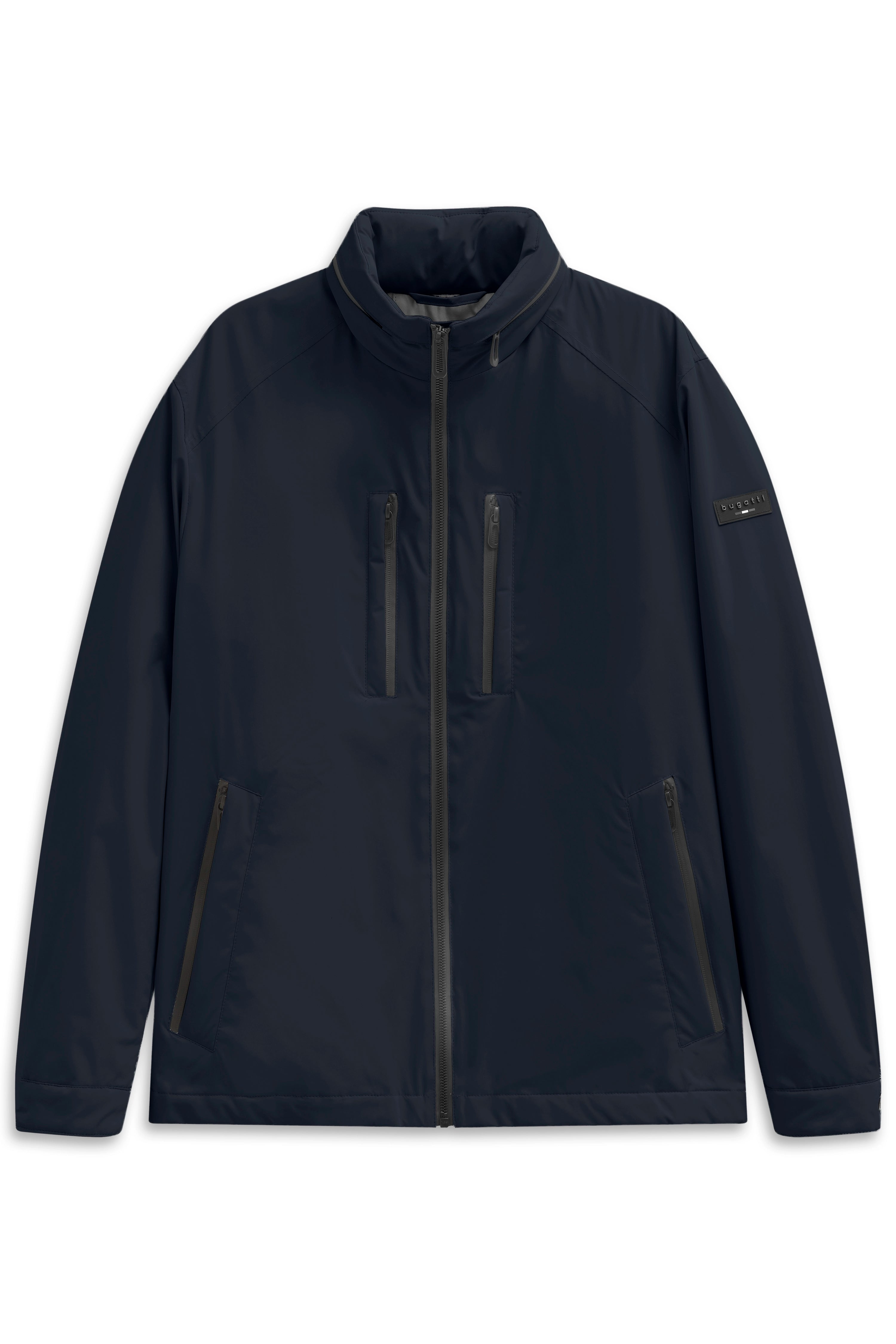 Model in bugatti Outfit: Dunkelblaue Jacke, beige Hose, Hemd, Krawatte, Pullover, Basecap. Stehend, frontal.