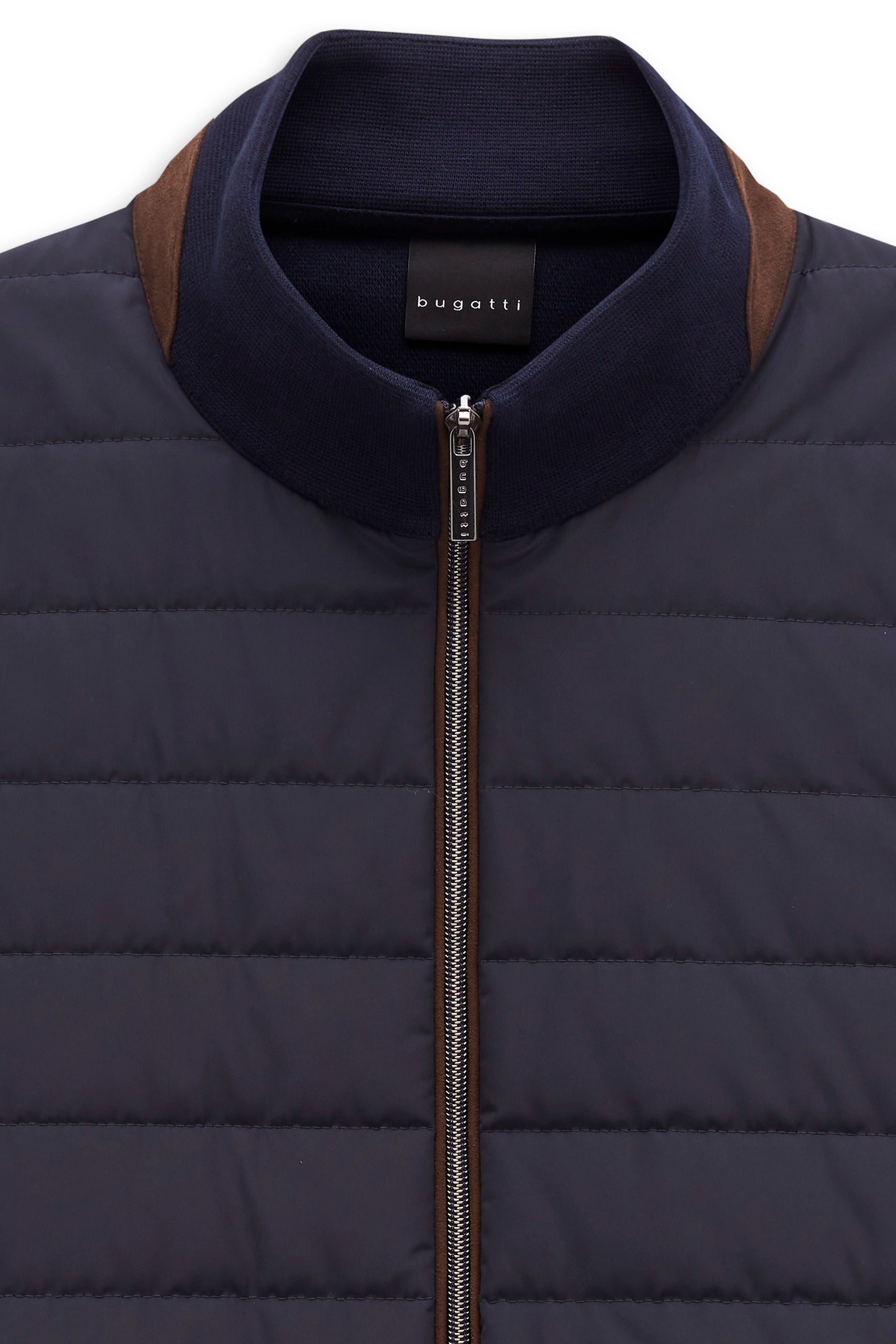 Bugatti Steppjacke in Navy mit braunem Kragen, Büstenbild.