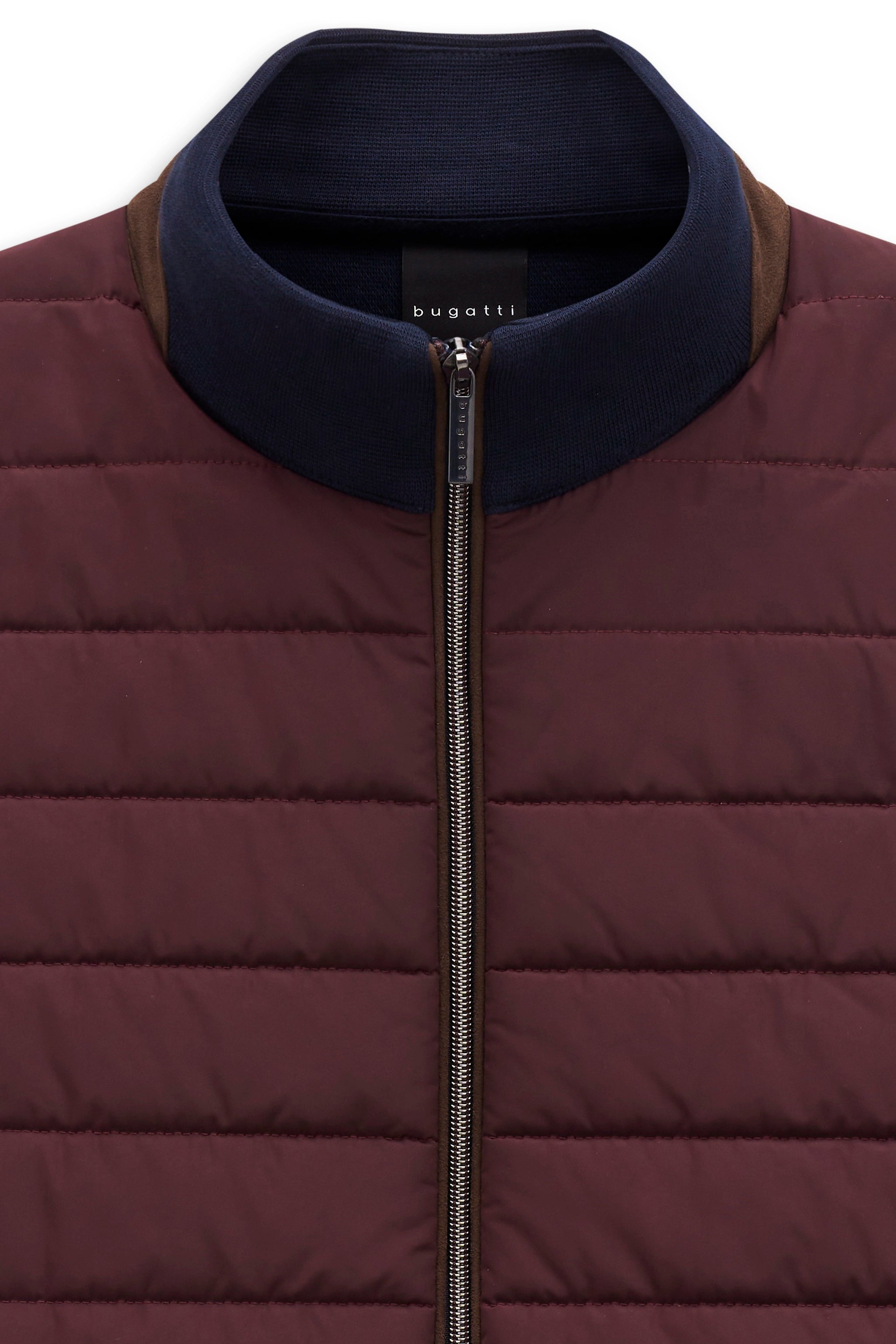 Büstenbild einer burgunderfarbenen bugatti Steppjacke mit blauem Kragen und Reißverschluss.