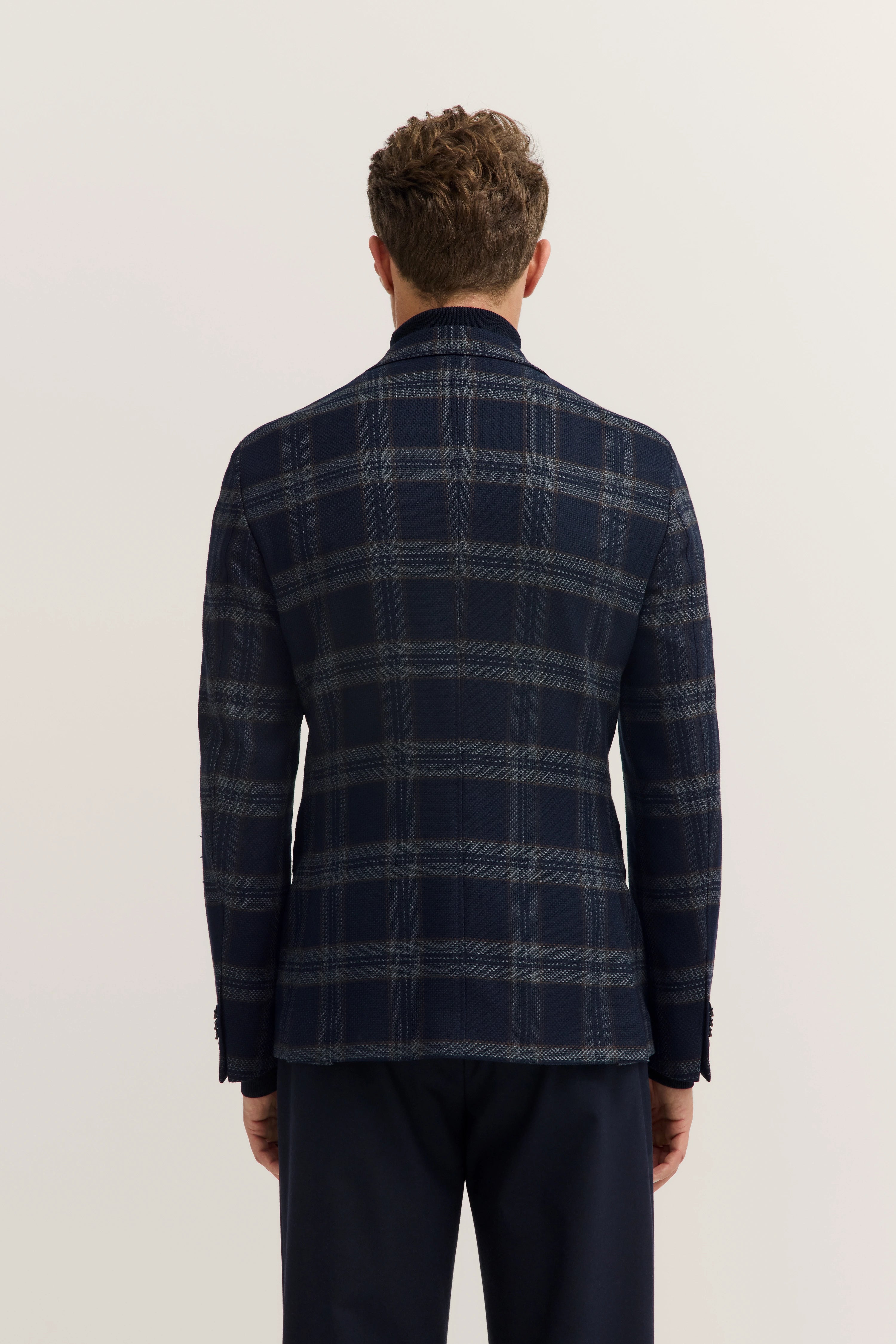 Blauer Karoblazer von bugatti, Rückansicht, legeres Modelbild, stilvoll und zeitloses Design.