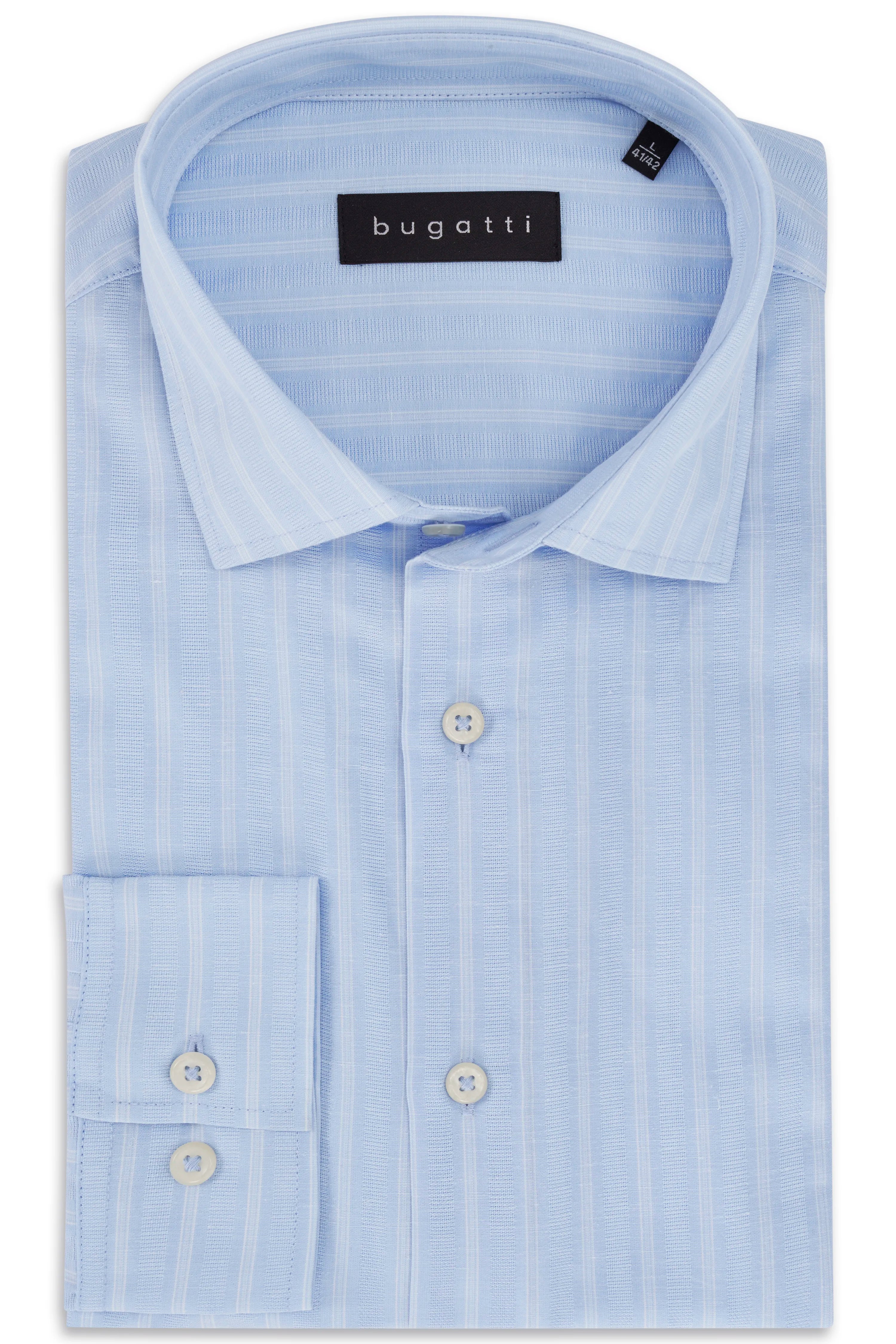 Blaues Streifenhemd mit weißer Hose, Rückansicht, legeres Modelbild, bugatti Stil.