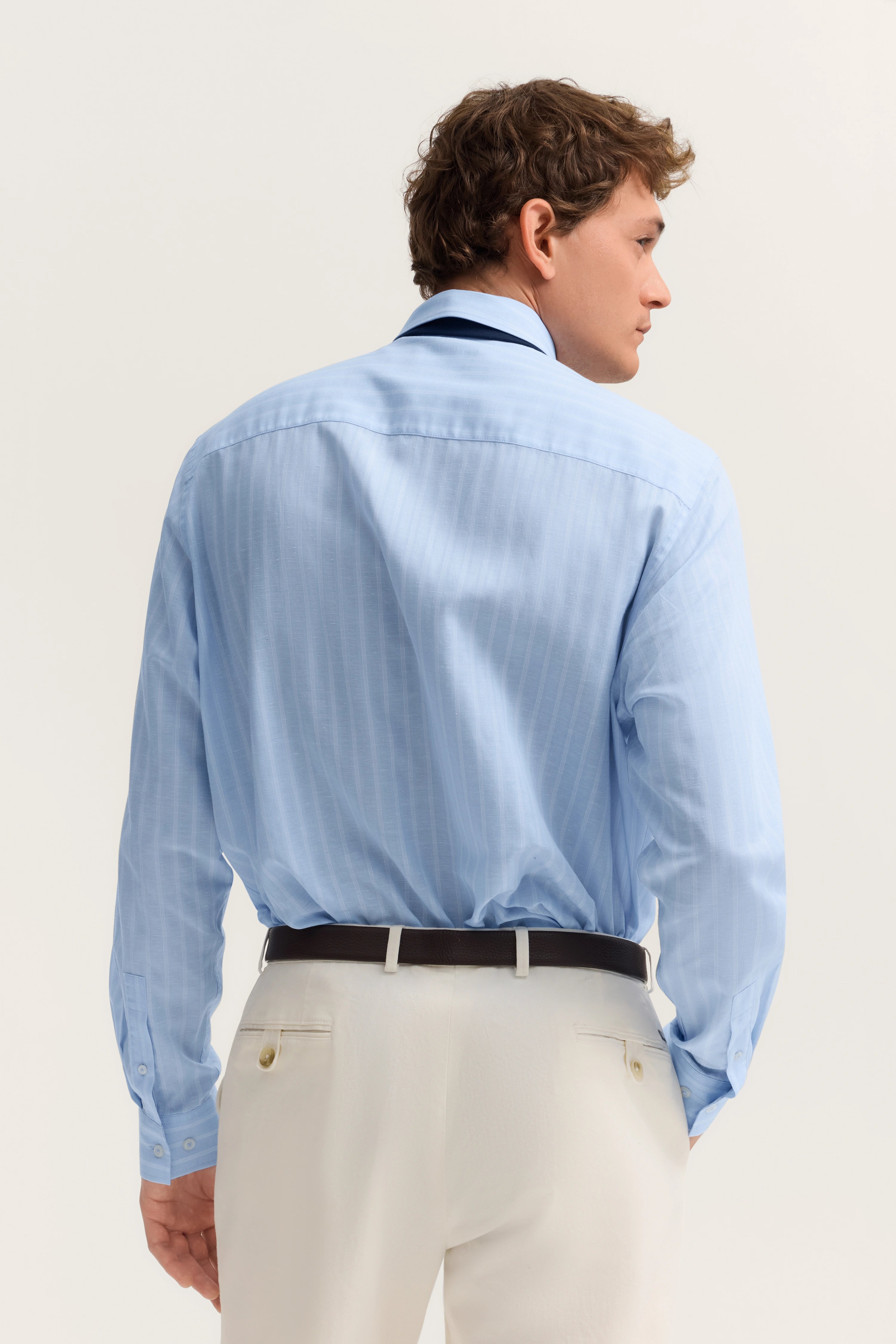 Model posiert leger mit Hand in der Tasche.