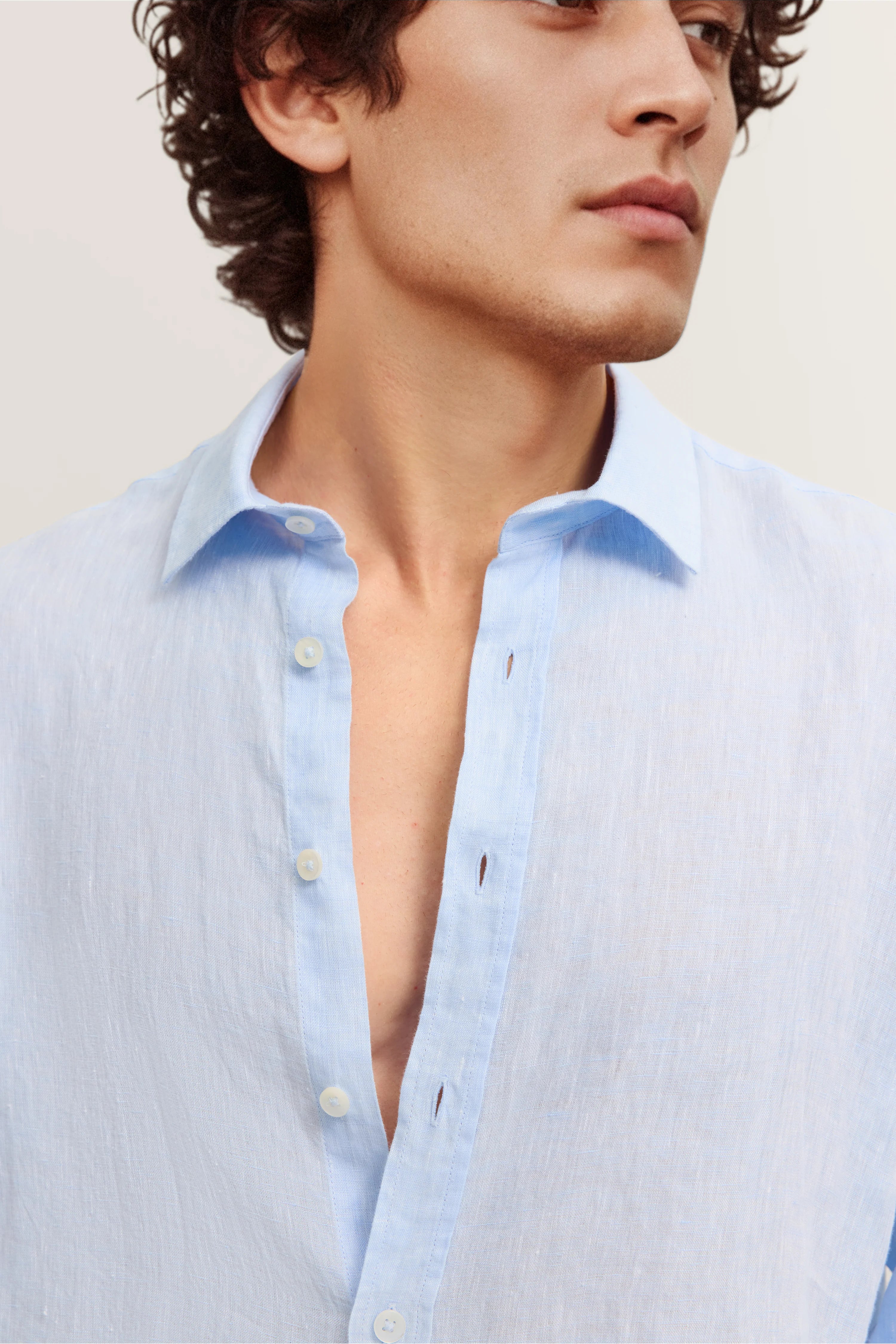 Leichtes hellblaues Hemd von bugatti, legeres Büstenbild, Knopfleiste halb geöffnet.