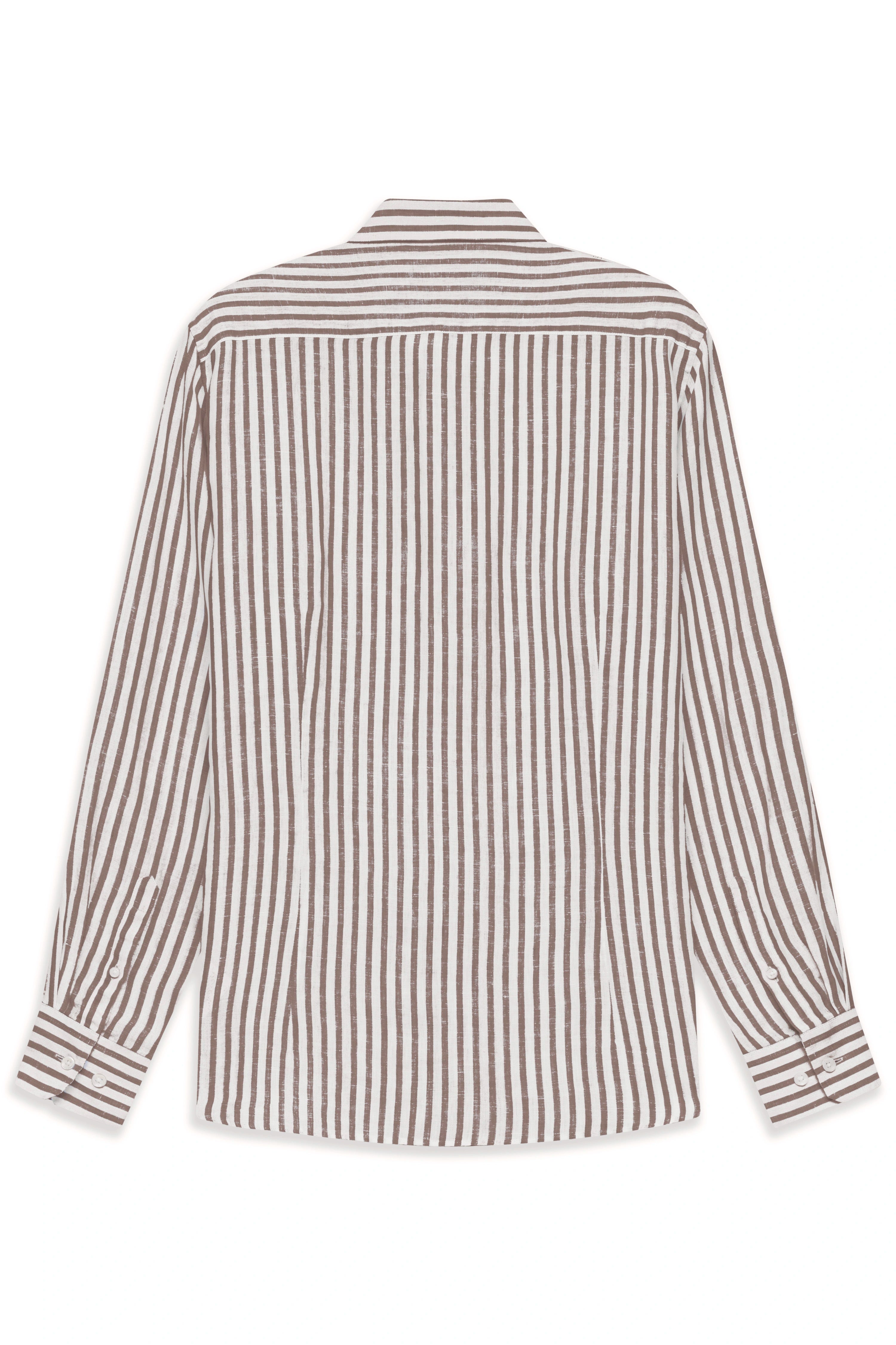 Gestreiftes Hemd in Braun-Weiß, Büstenbild, klassische Eleganz von bugatti.
