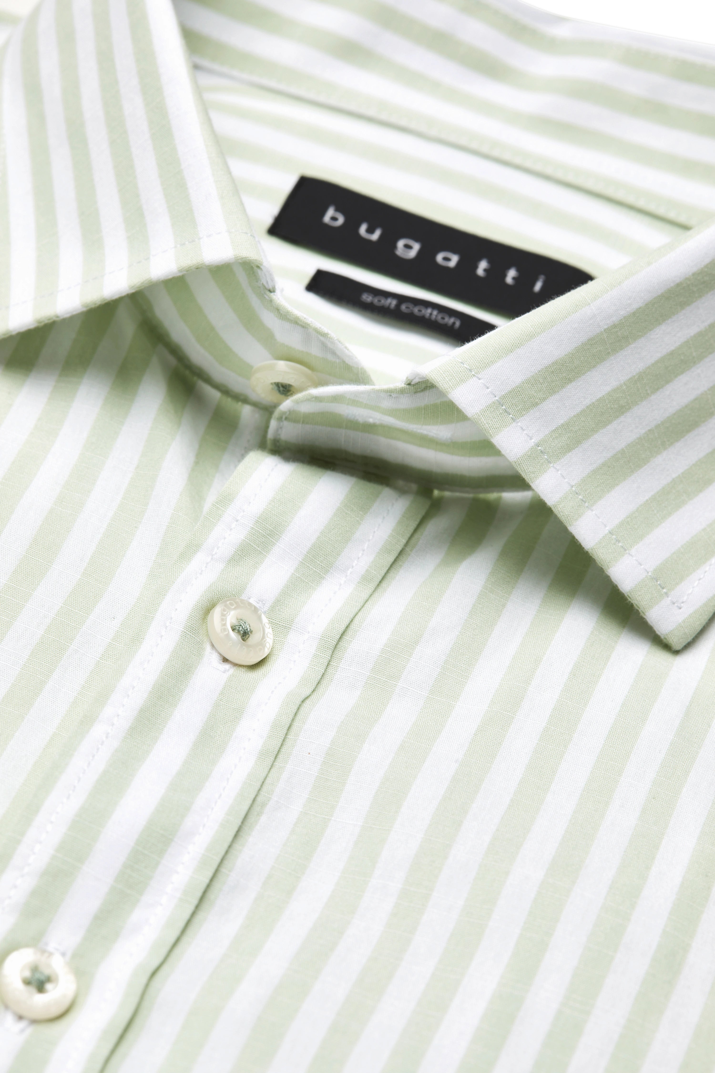 bugatti Hemd mit grün-weißem Streifenmuster, Nahaufnahme, Bügelkragen, Knopfleiste, weiche Baumwolle.