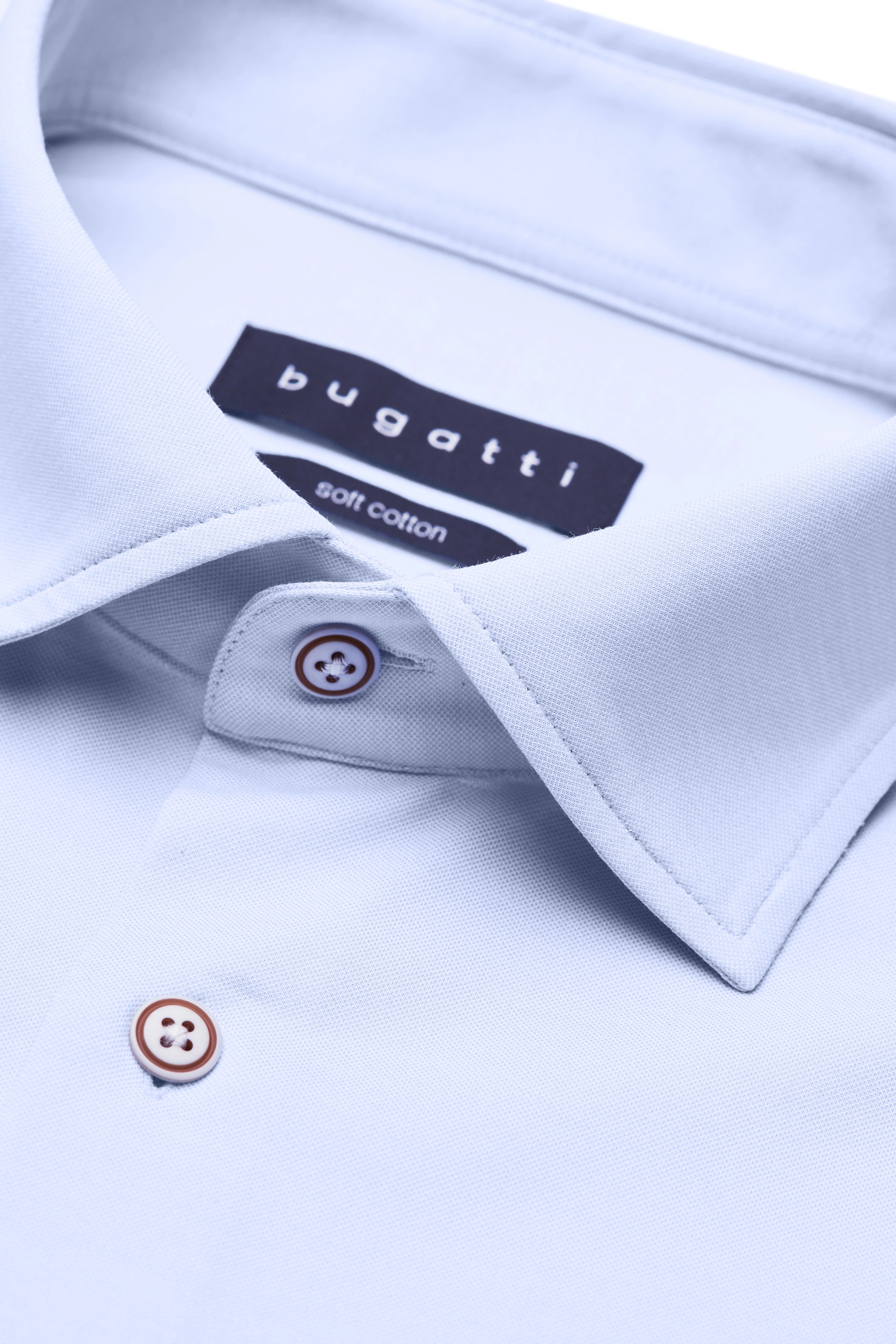 Blaues bugatti Poloshirt aus weicher Baumwolle, Detailaufnahme, klassische Knopfleiste.