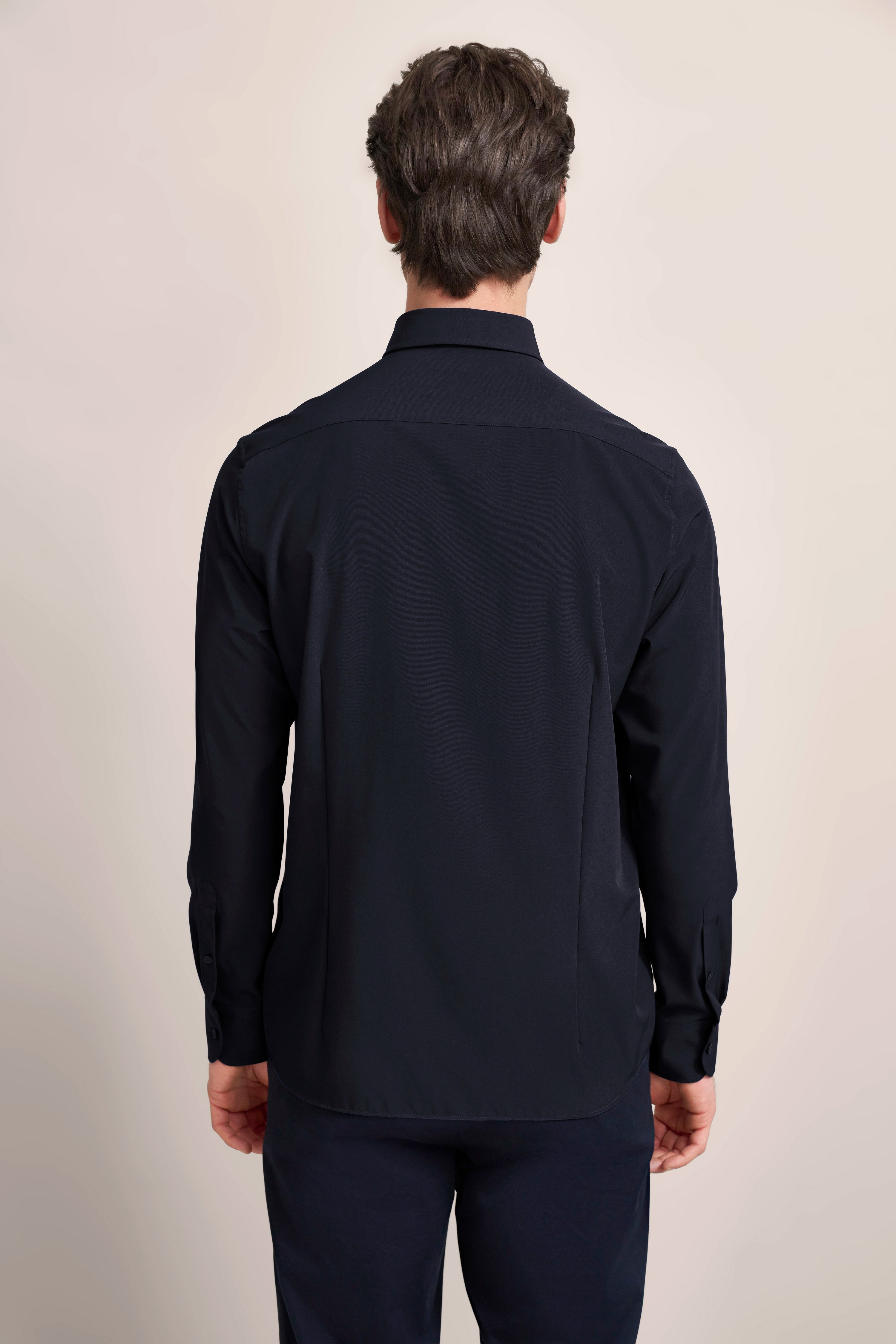 bugatti Hemd in Dunkelblau, Modelbild von hinten, legeres Posing.