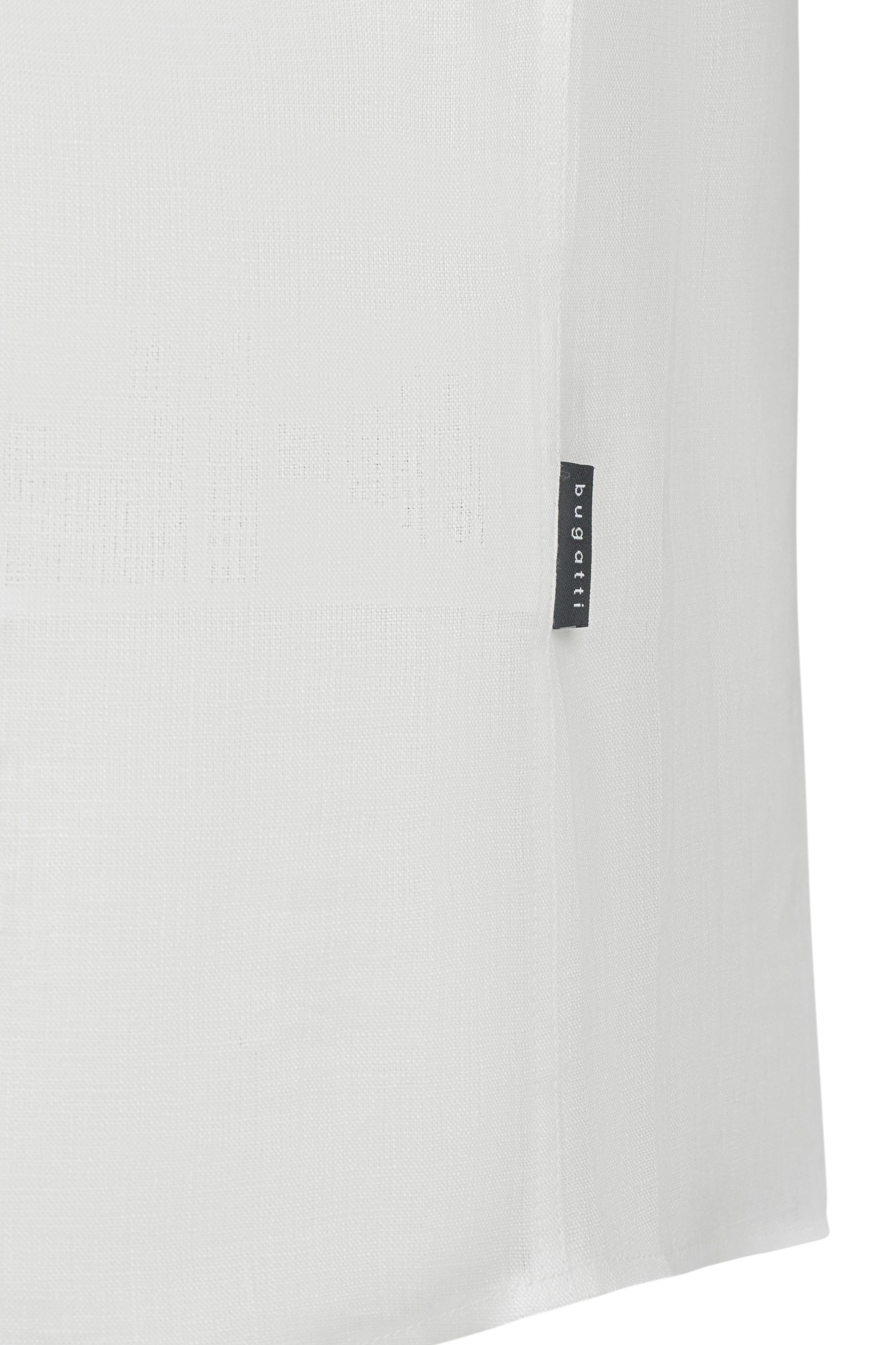 Weiße Textur mit bugatti-Label, Detailaufnahme des Stoffes.