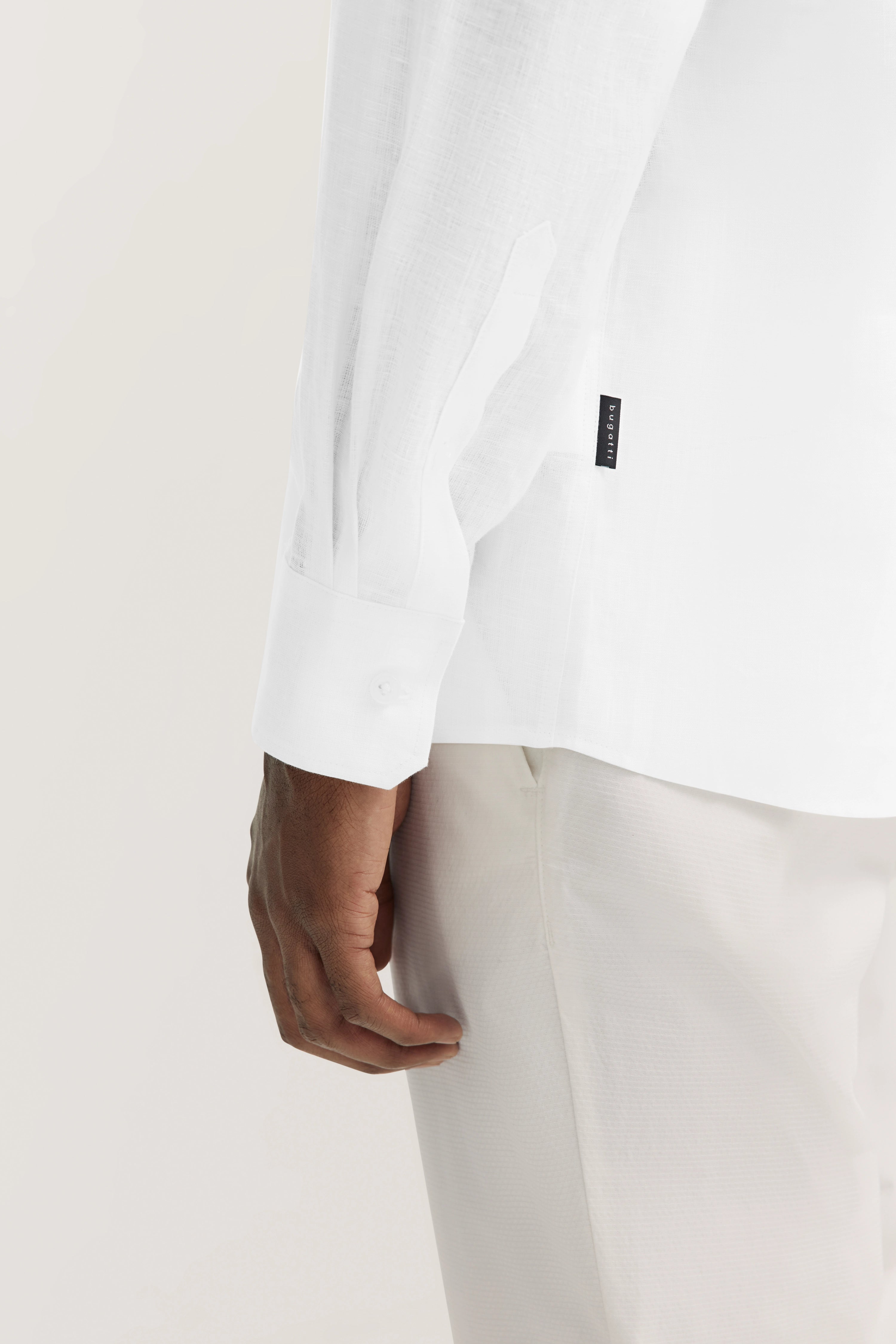 Witte bugatti overhemdmouwen en broek, detailopname, casual, elegante stijl.
