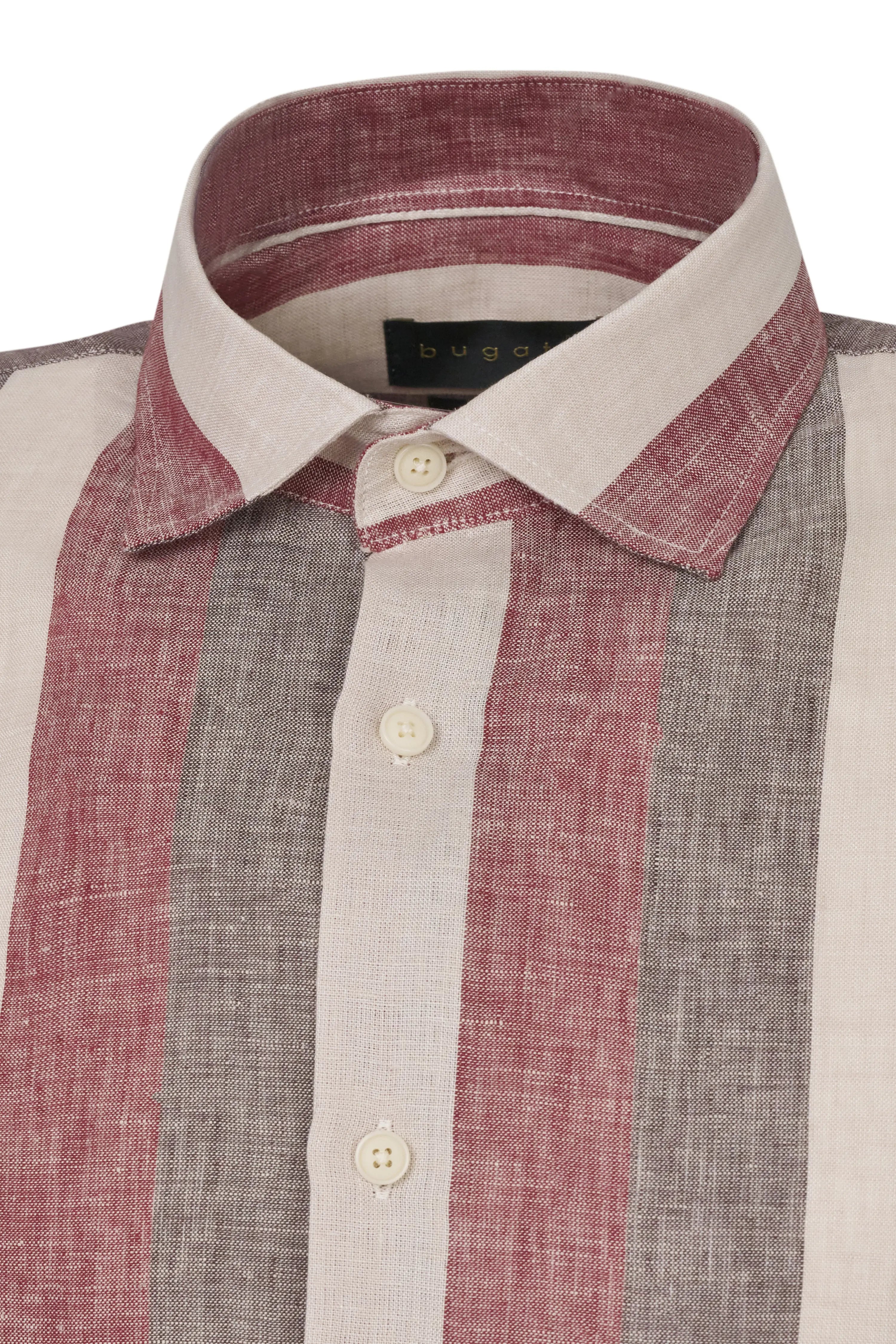 Streifenhemd in Rot, Beige und Grau auf Model, Halbprofil, entspannte Pose, bugatti Stil.