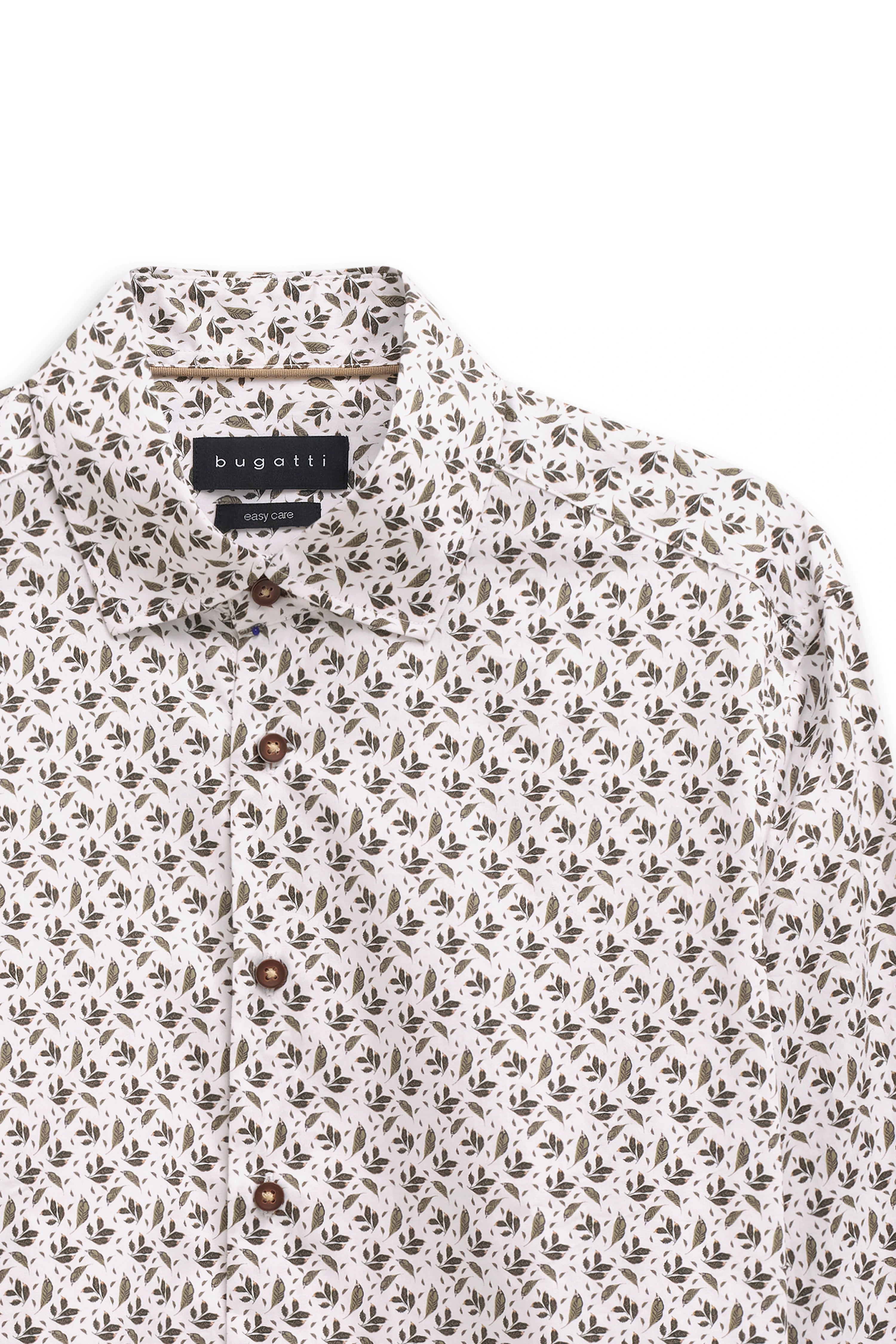 bugatti weißes Hemd mit grünem Blätterprint, Büstenbild.