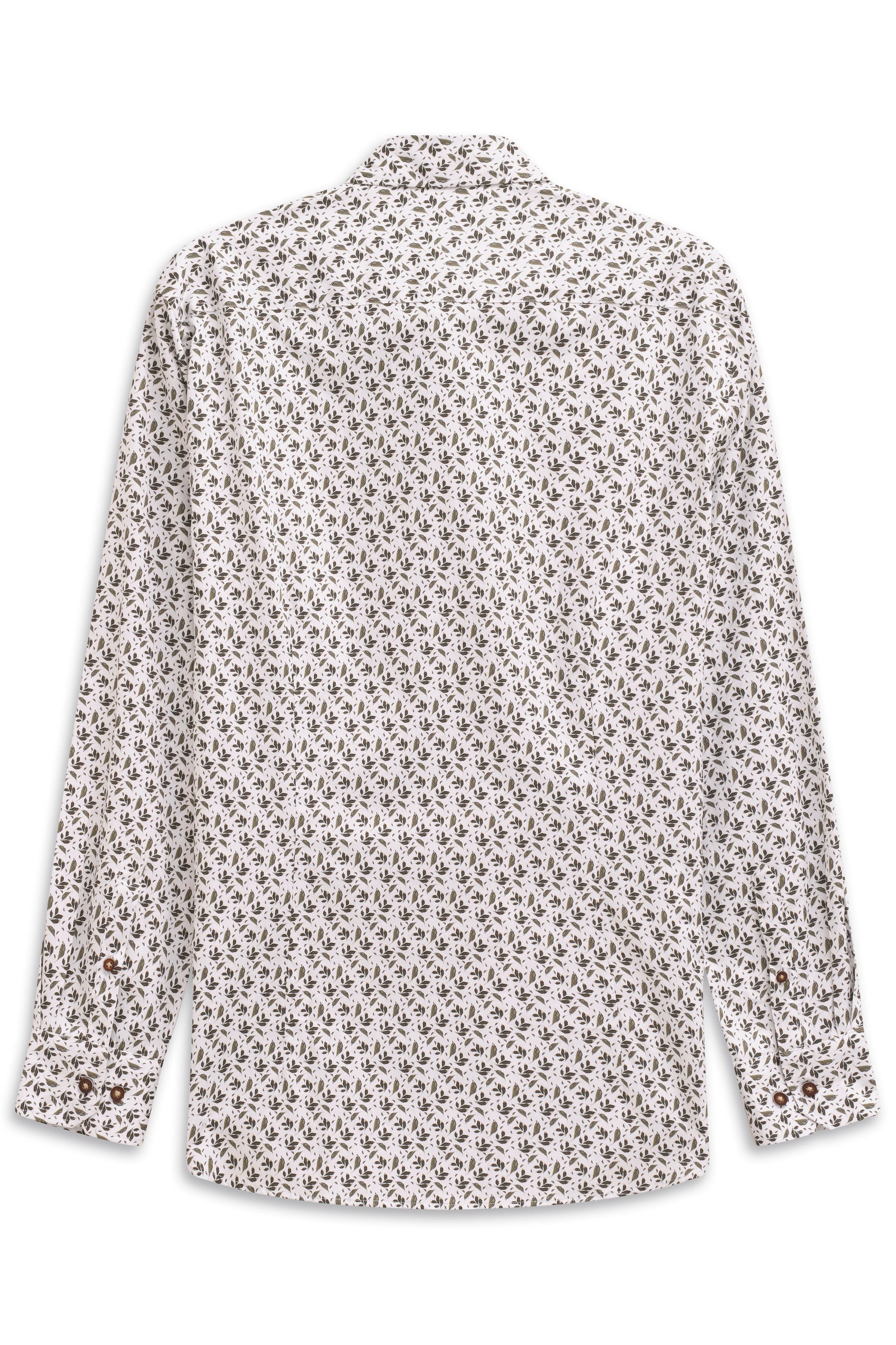 Weiße bugatti-Hemdbluse mit braunem Muster, Rückansicht, legeres Büstenbild.