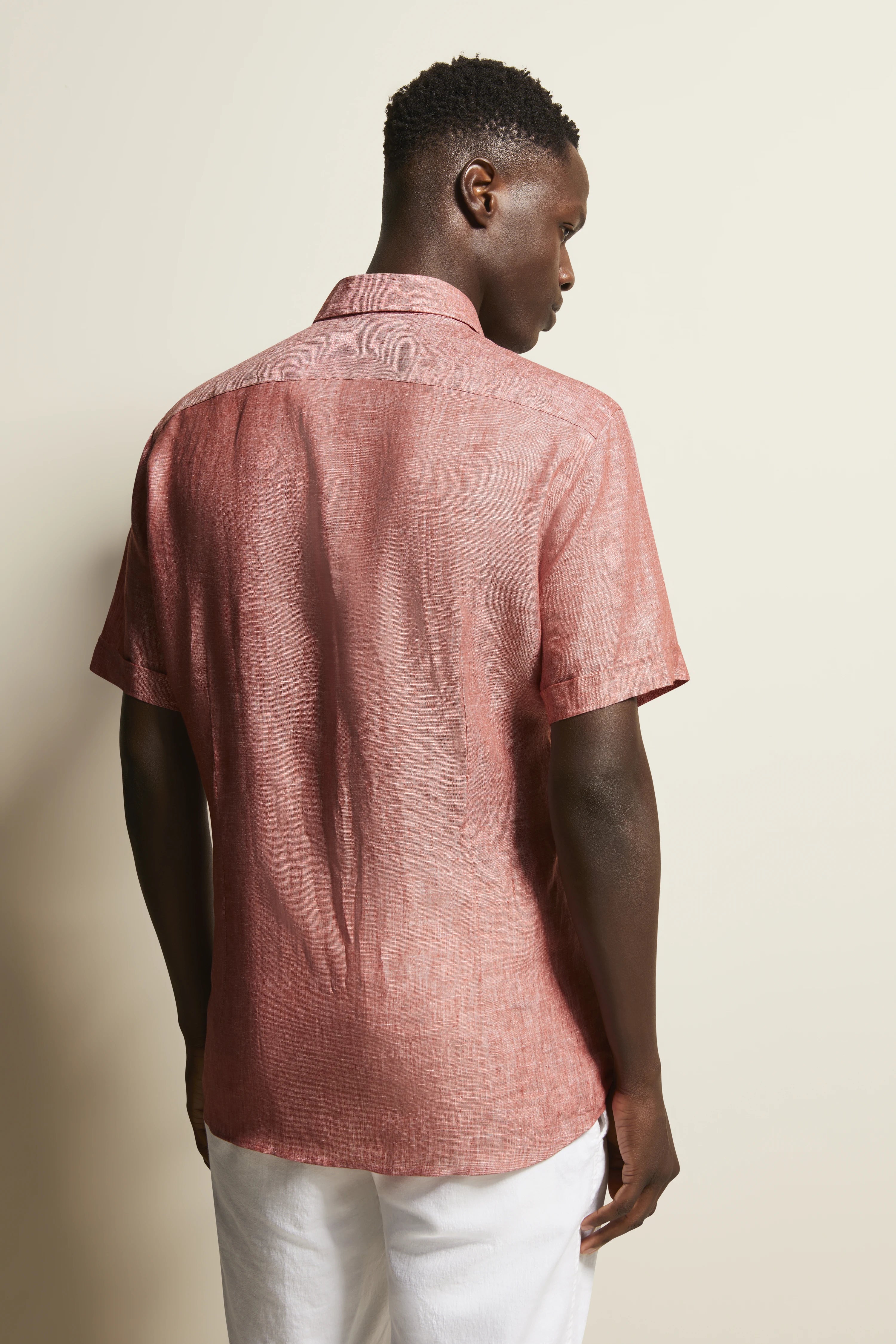 Kurzarmhemd in Rot von bugatti, Modelbild von hinten, entspanntes Posing.