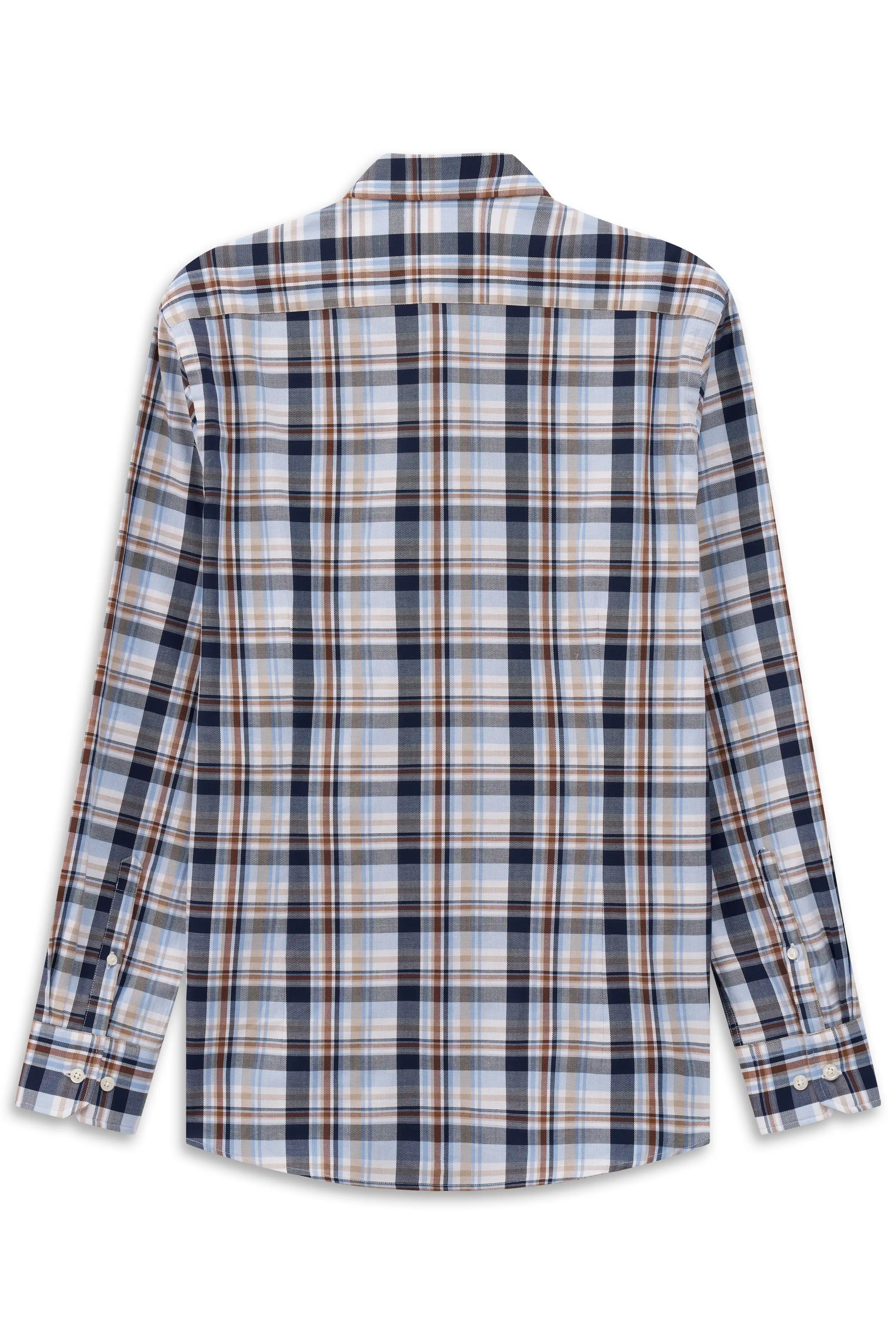 Kariertes bugatti Hemd in Blau, Weiß und Braun, Büstenbild, stilvoller Casual-Look.