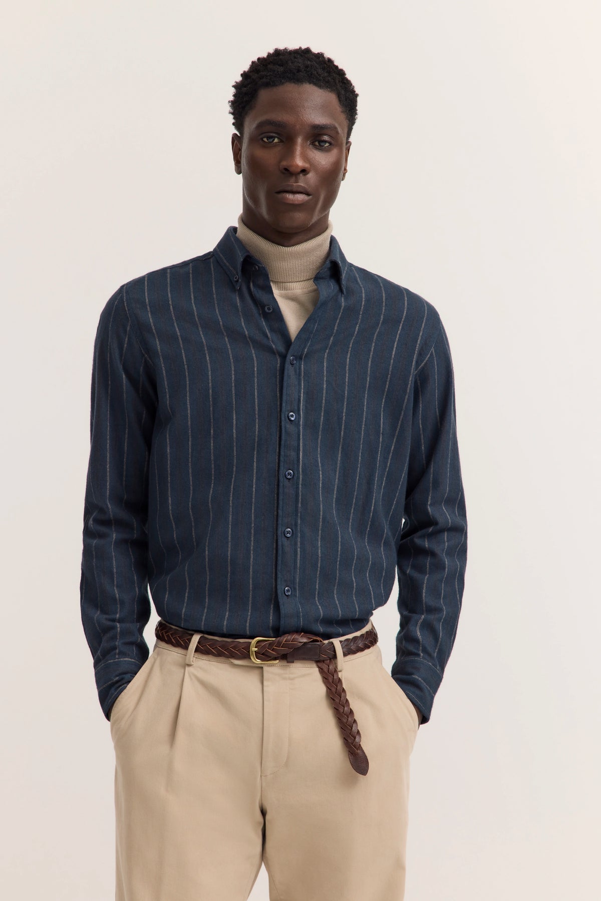 Dunkelblau gestreiftes Hemd, beige Hose, Modell stehend, bugatti Stil.