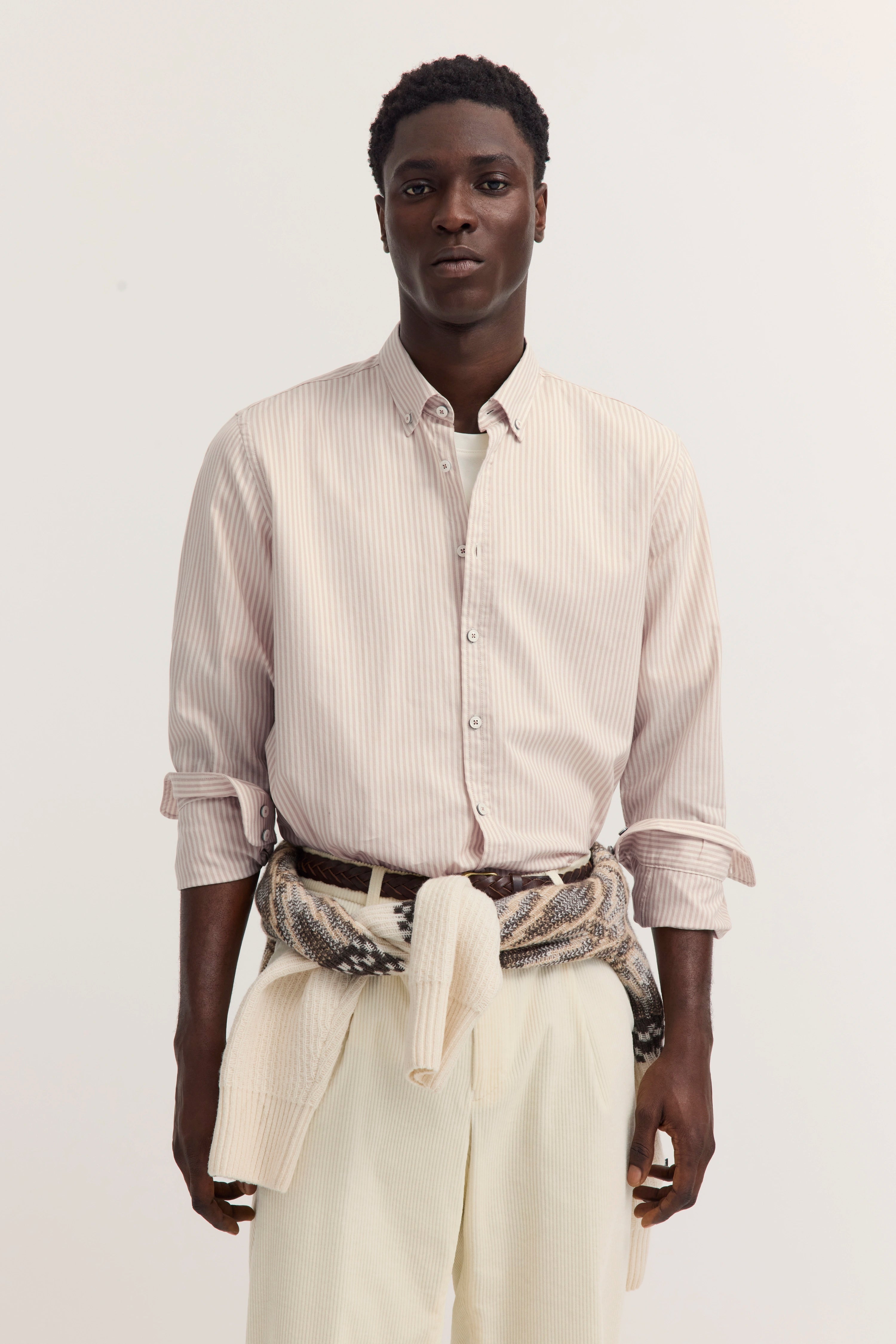 "bugatti Hemd gestreift, beige Hose, Pullover um die Taille, legeres Modelbild."