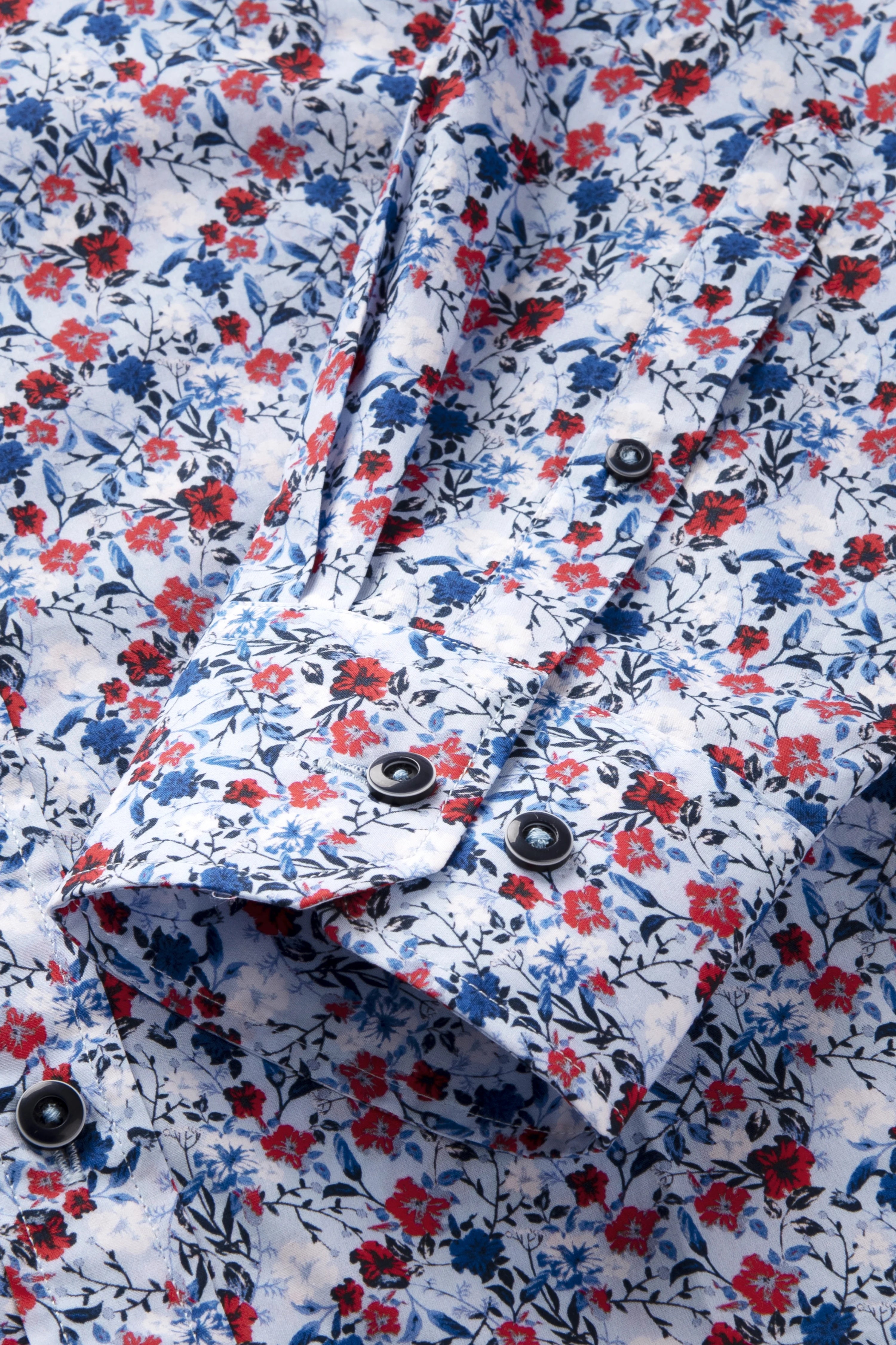 Blauw-wit bugatti overhemd met rood bloemenpatroon, strijkvrij, detail van manchetten.