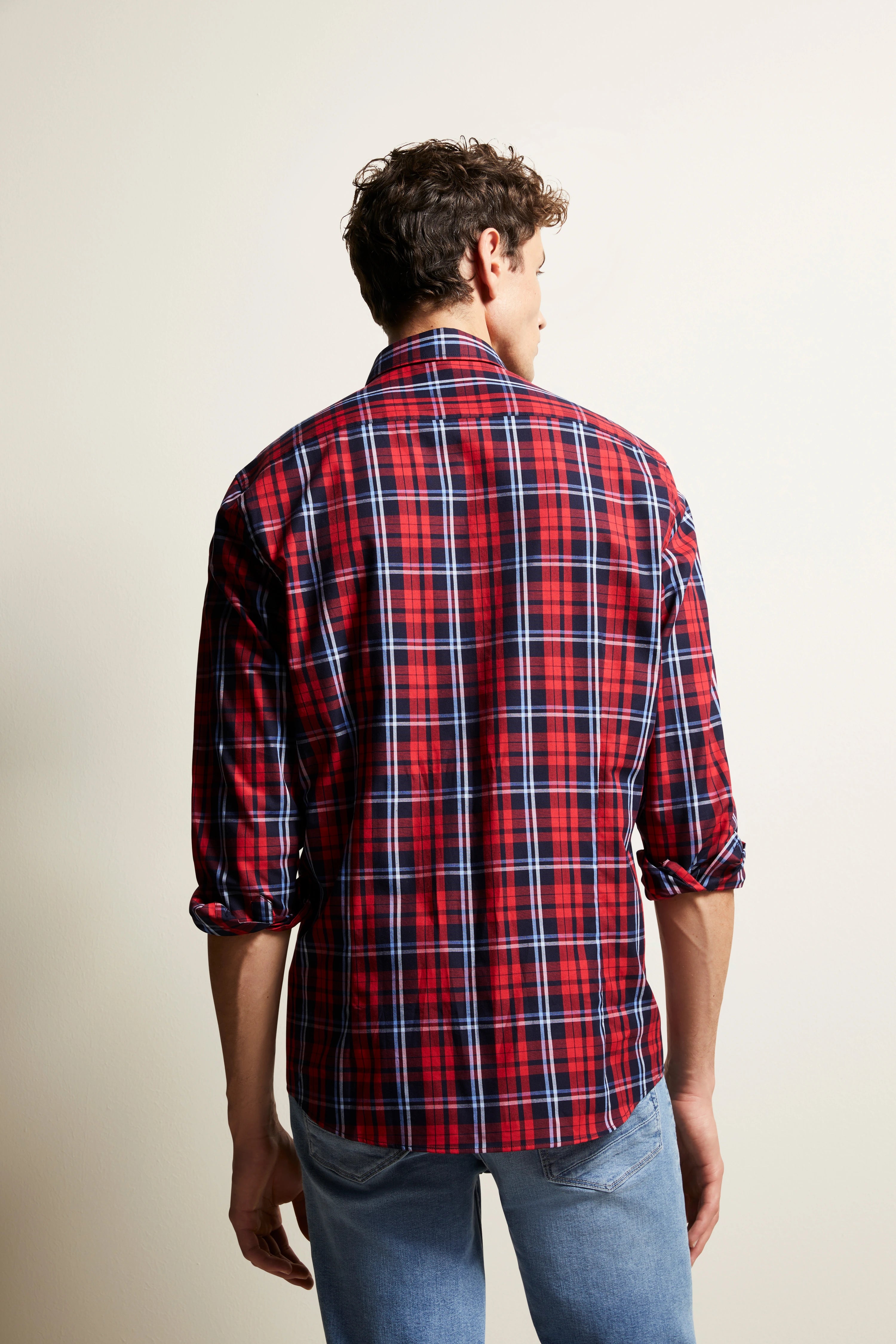 bugatti geruit overhemd in rood-blauw, model van achteren, casual look.