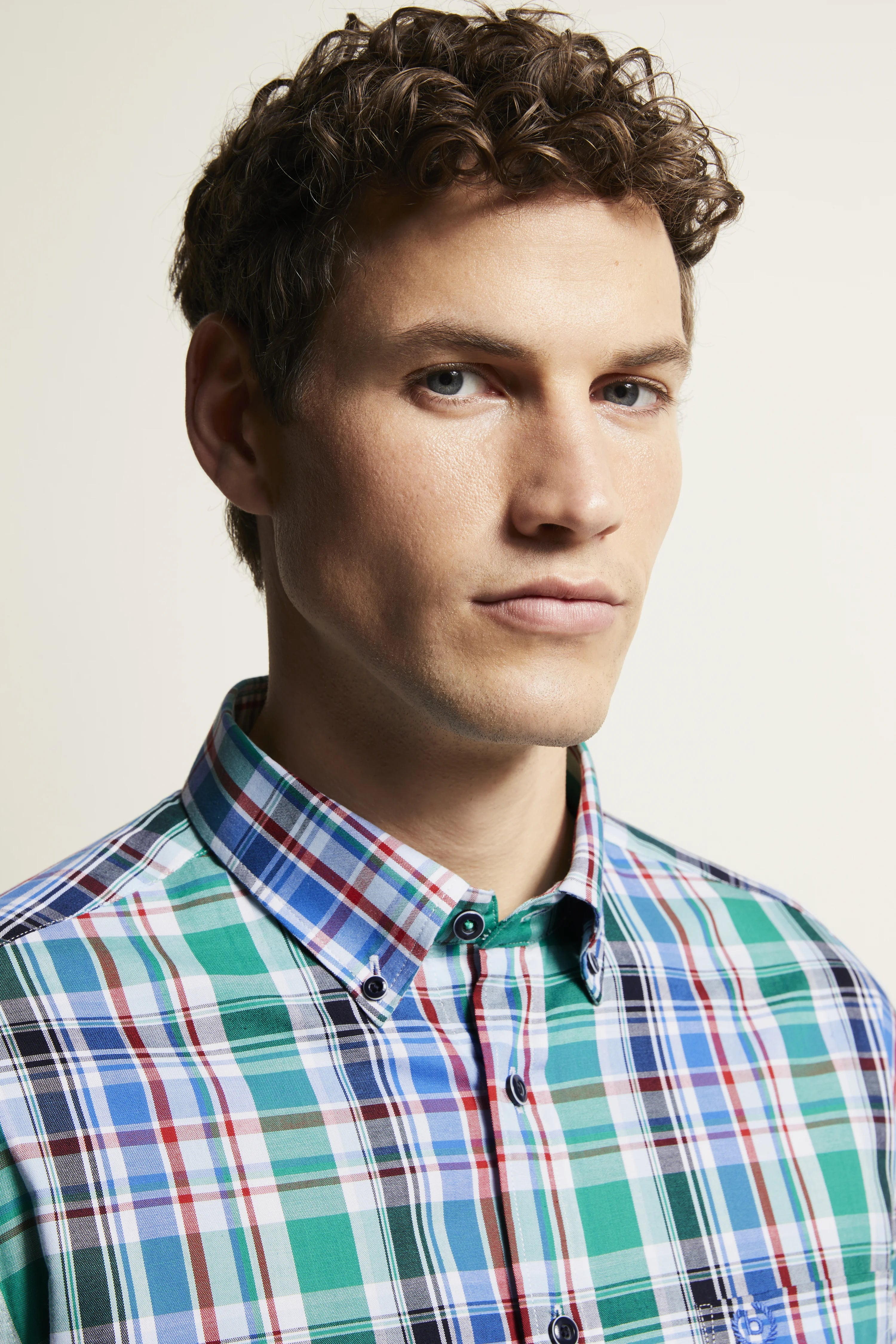 Borstbeeld: bugatti geruit overhemd in groen, blauw, rood en wit.