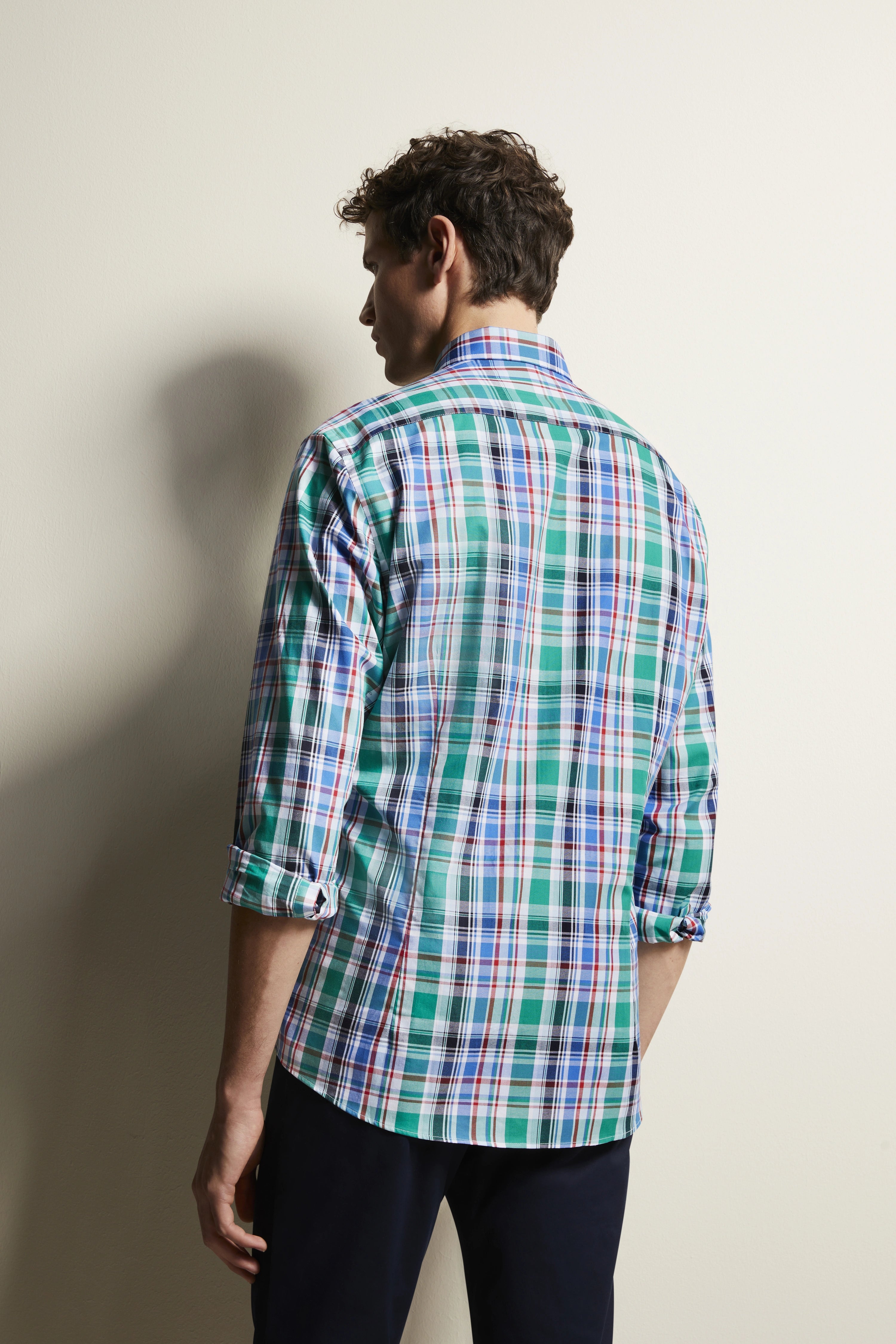 Geruit overhemd in groen, blauw, wit op model van achteren, armen ontspannen, bugatti stijl.
