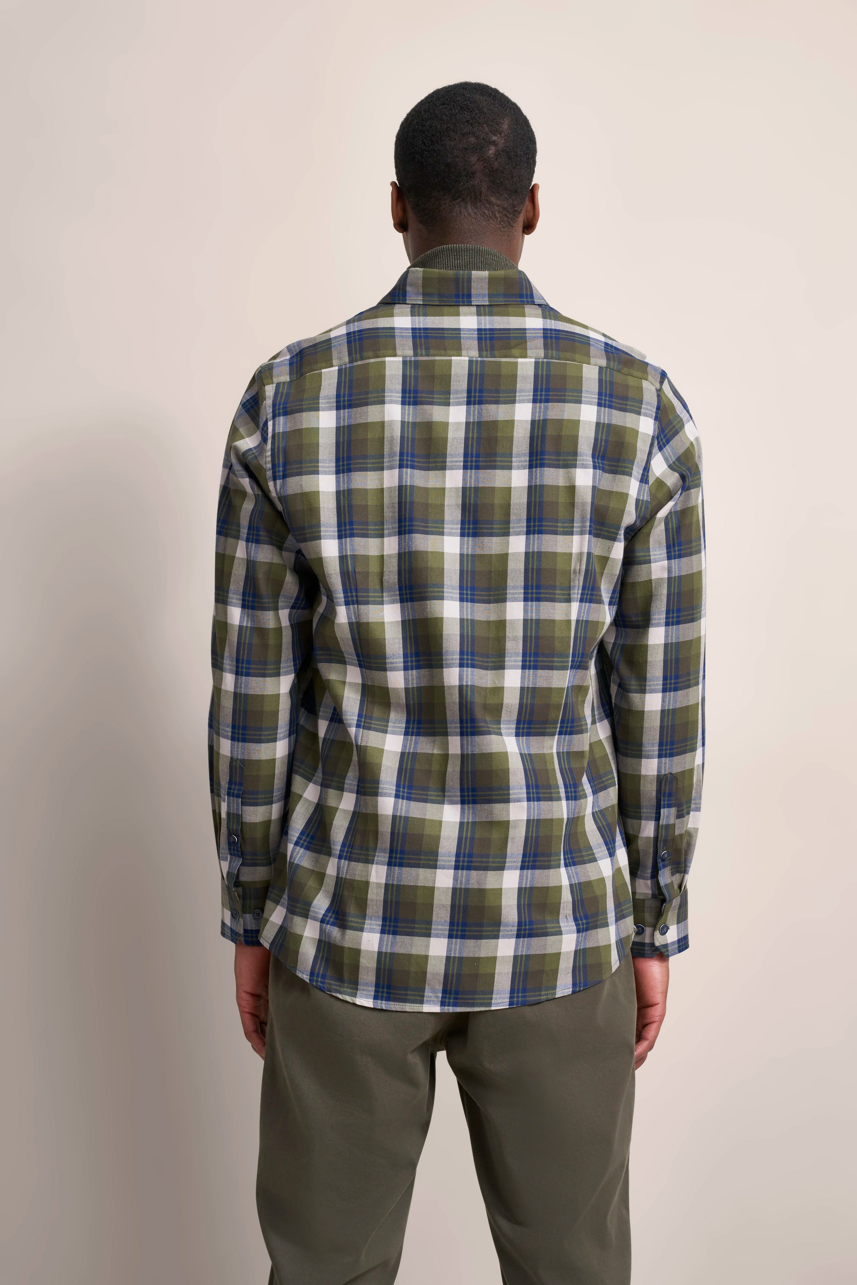 Kariertes Hemd in Grün und Blau auf Model, Rückansicht