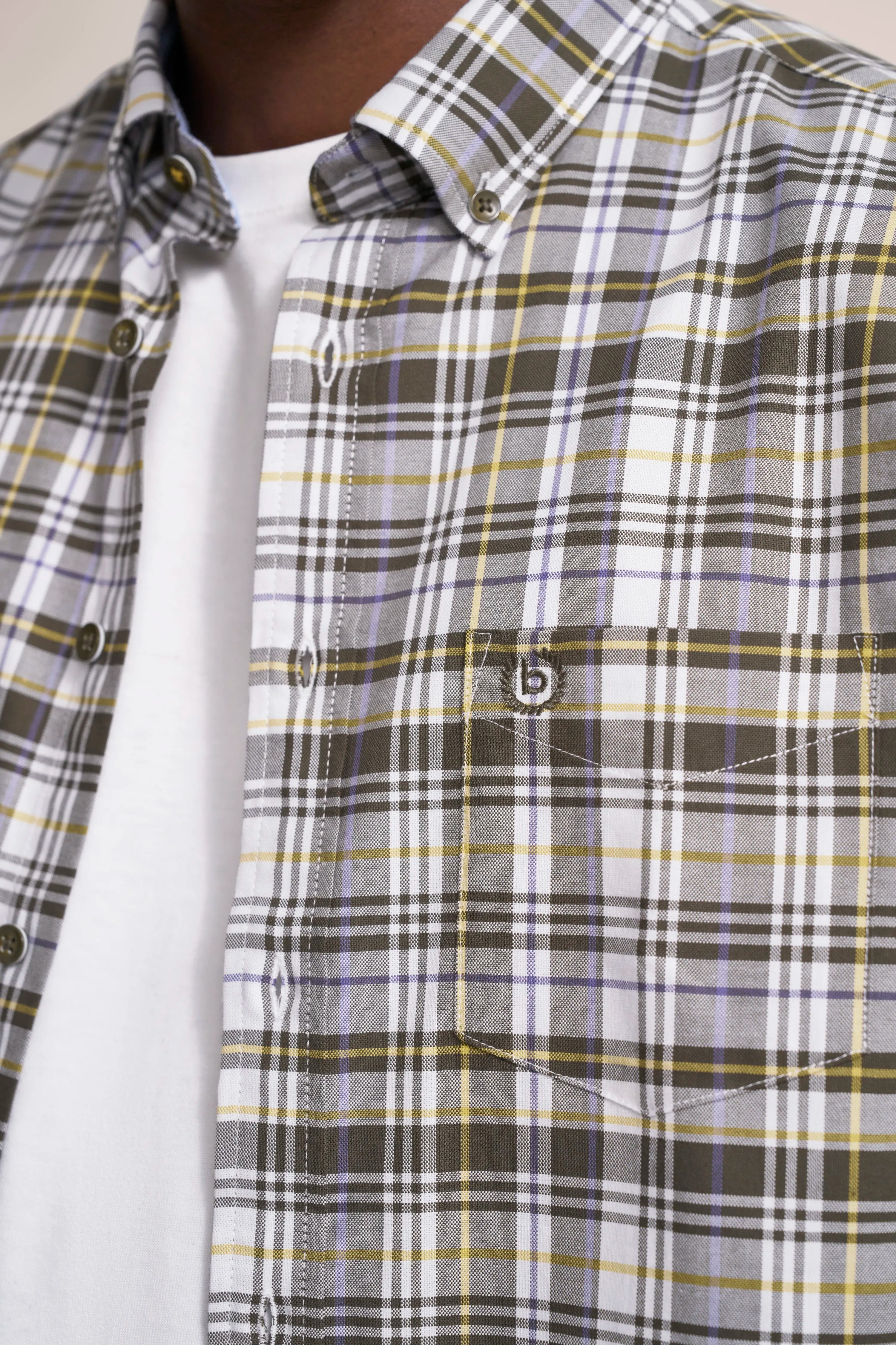 Kariertes Herrenhemd in Grün, Weiß und Gelb von bugatti, Rückansicht, legeres Design.