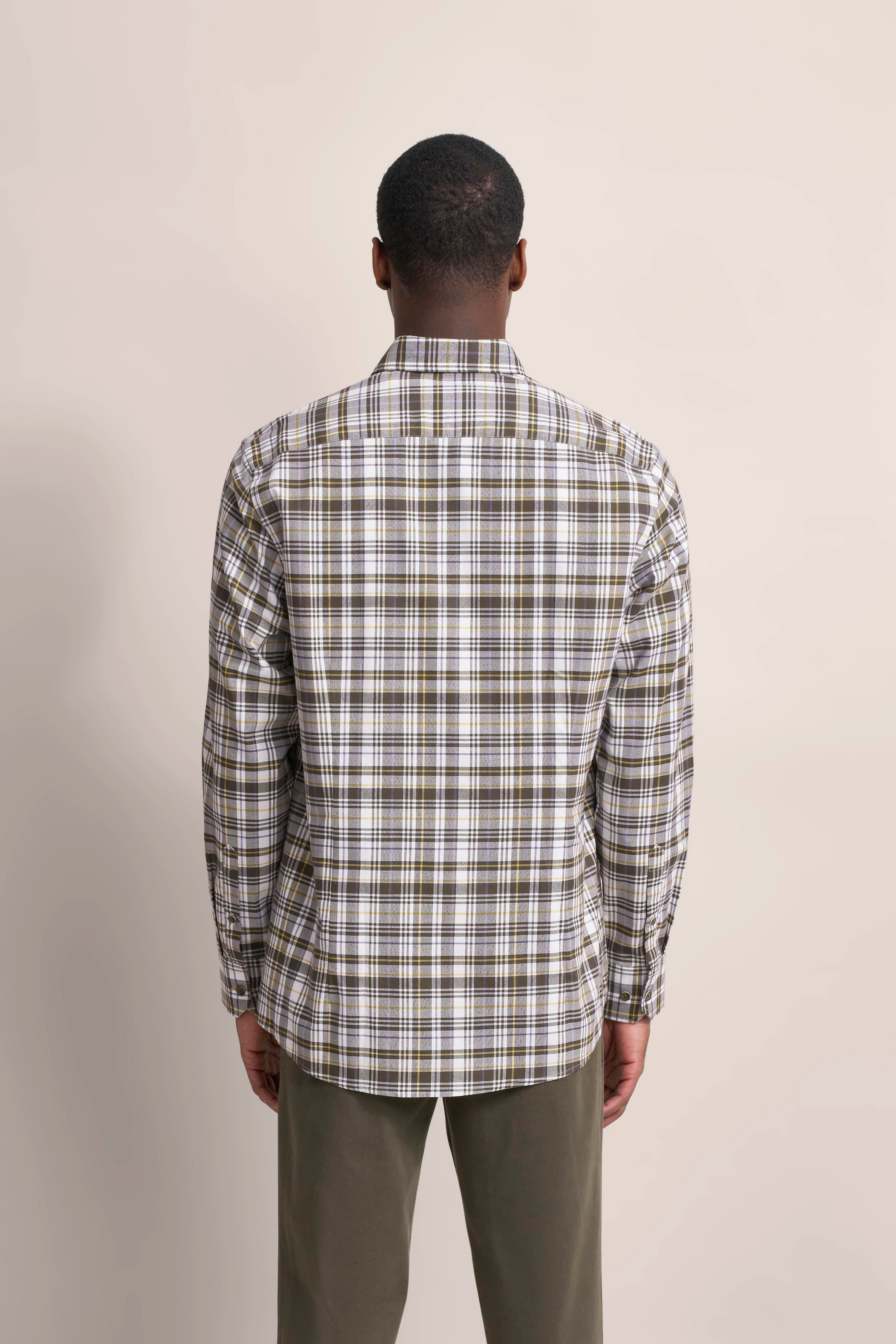 bugatti kariertes Hemd in Braun und Weiß, Rückansicht, legerer Stil.