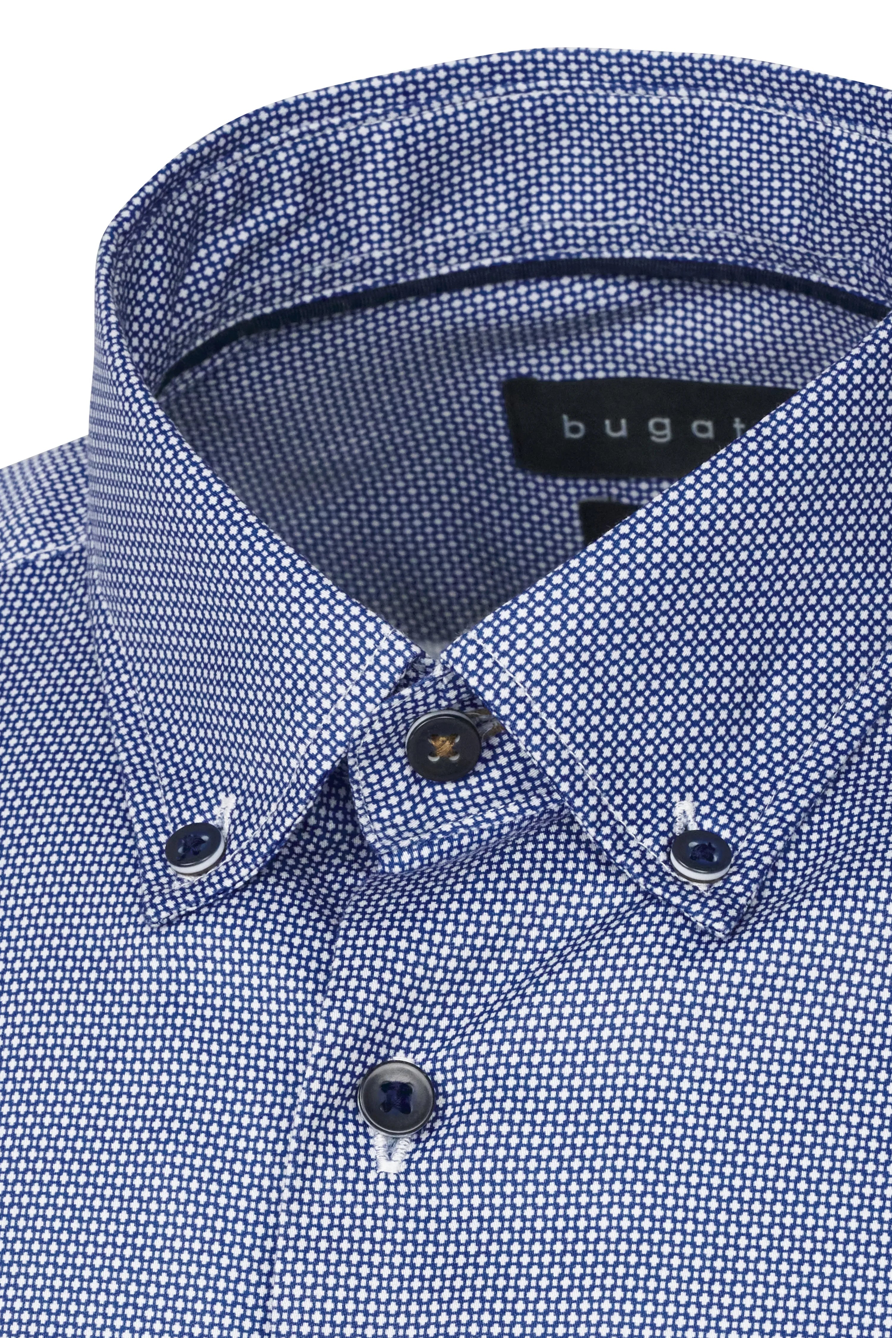 Blau-weiß gemustertes bugatti Hemd, Detailaufnahme des Kragens, hochwertige Materialien und Design.