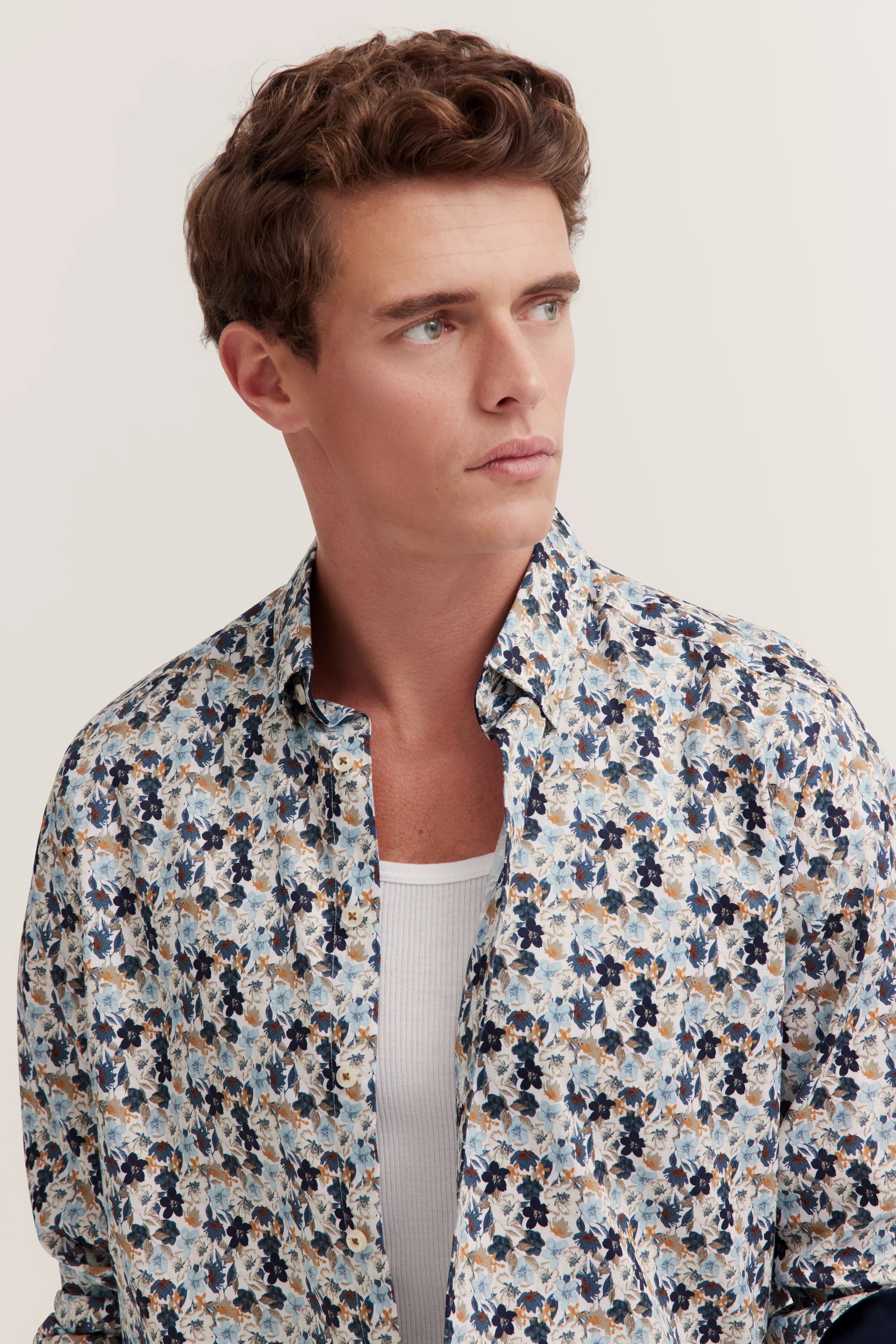 bugatti overhemd, bloemenpatroon, blauw-wit, casual modelafbeelding, ontspannen uitstraling.