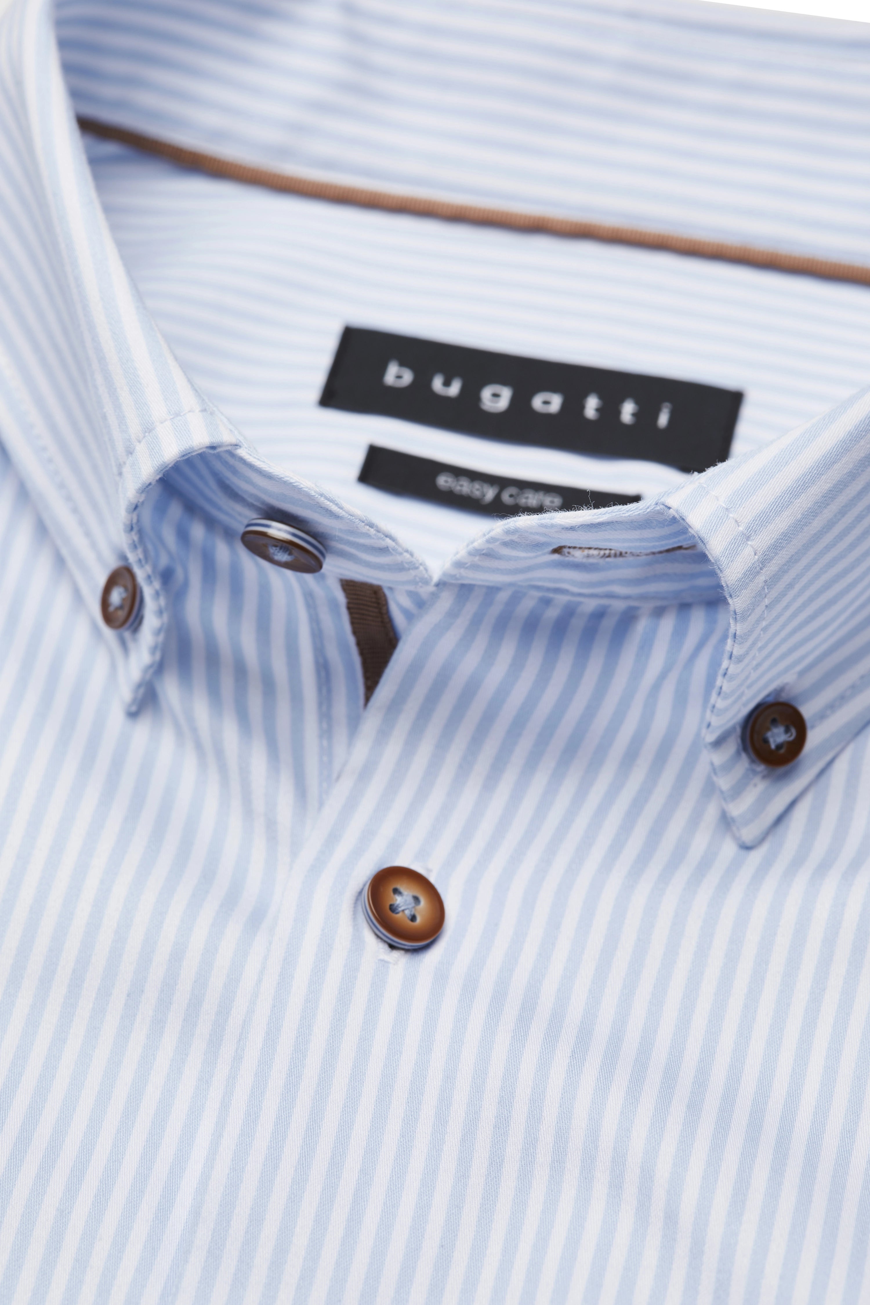 bugatti overhemd, lichtblauw-wit gestreept, detailweergave, bruine knopen.
