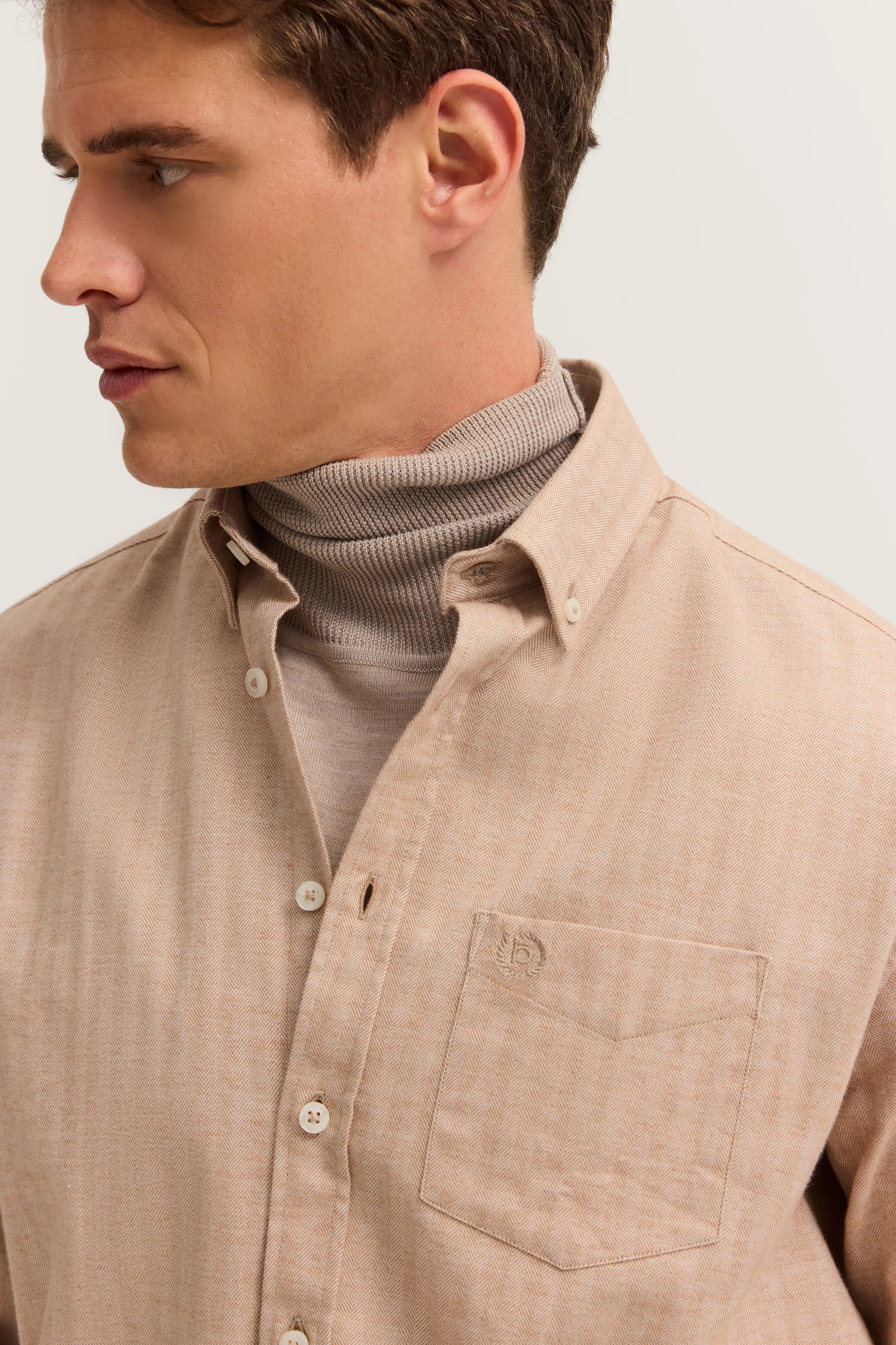 bugatti overhemd, beige, achterkant, klassiek design, casual outfit, hoogwaardige materialen.