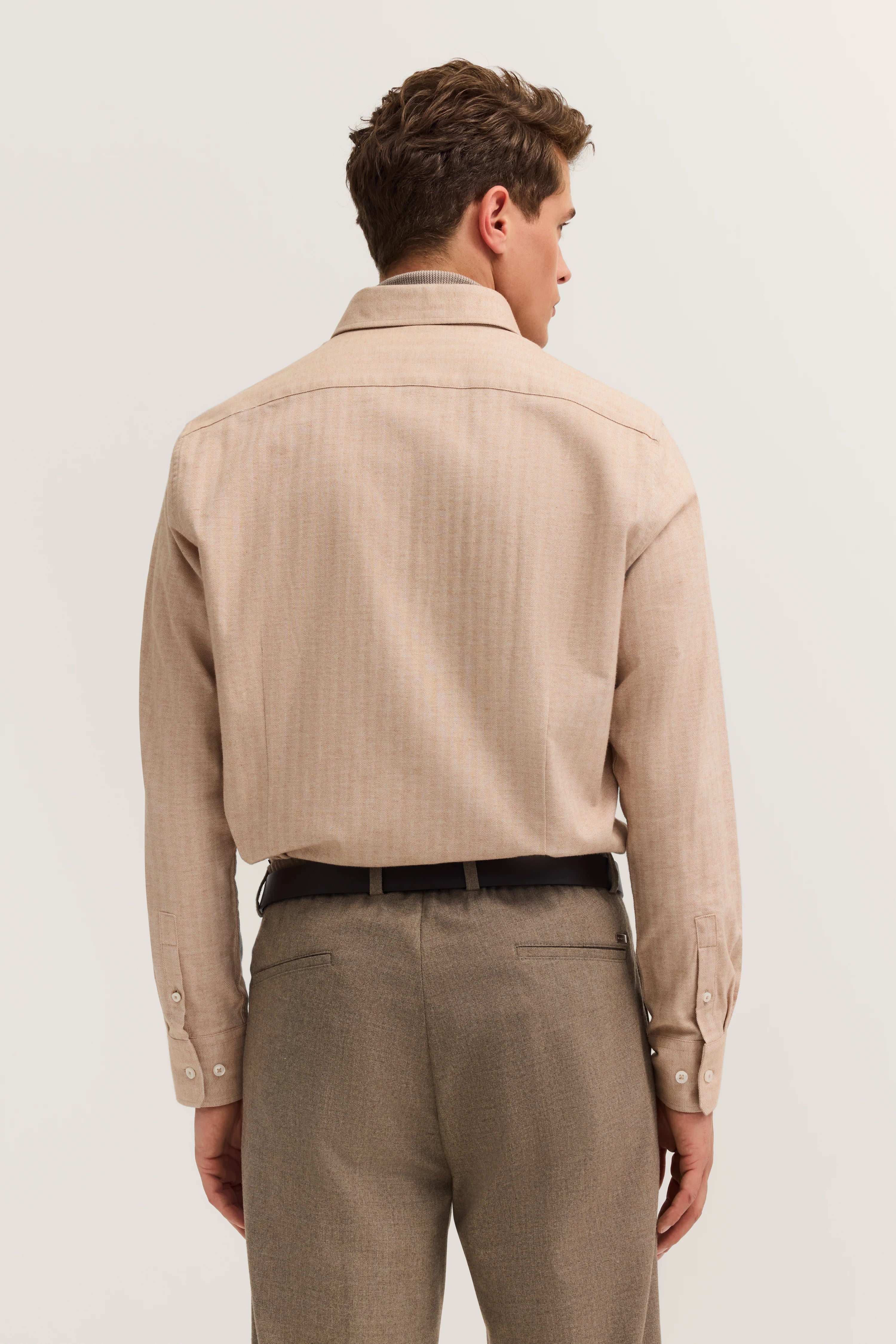 Modelbild, lässige Pose, mit Blick zur Seite.