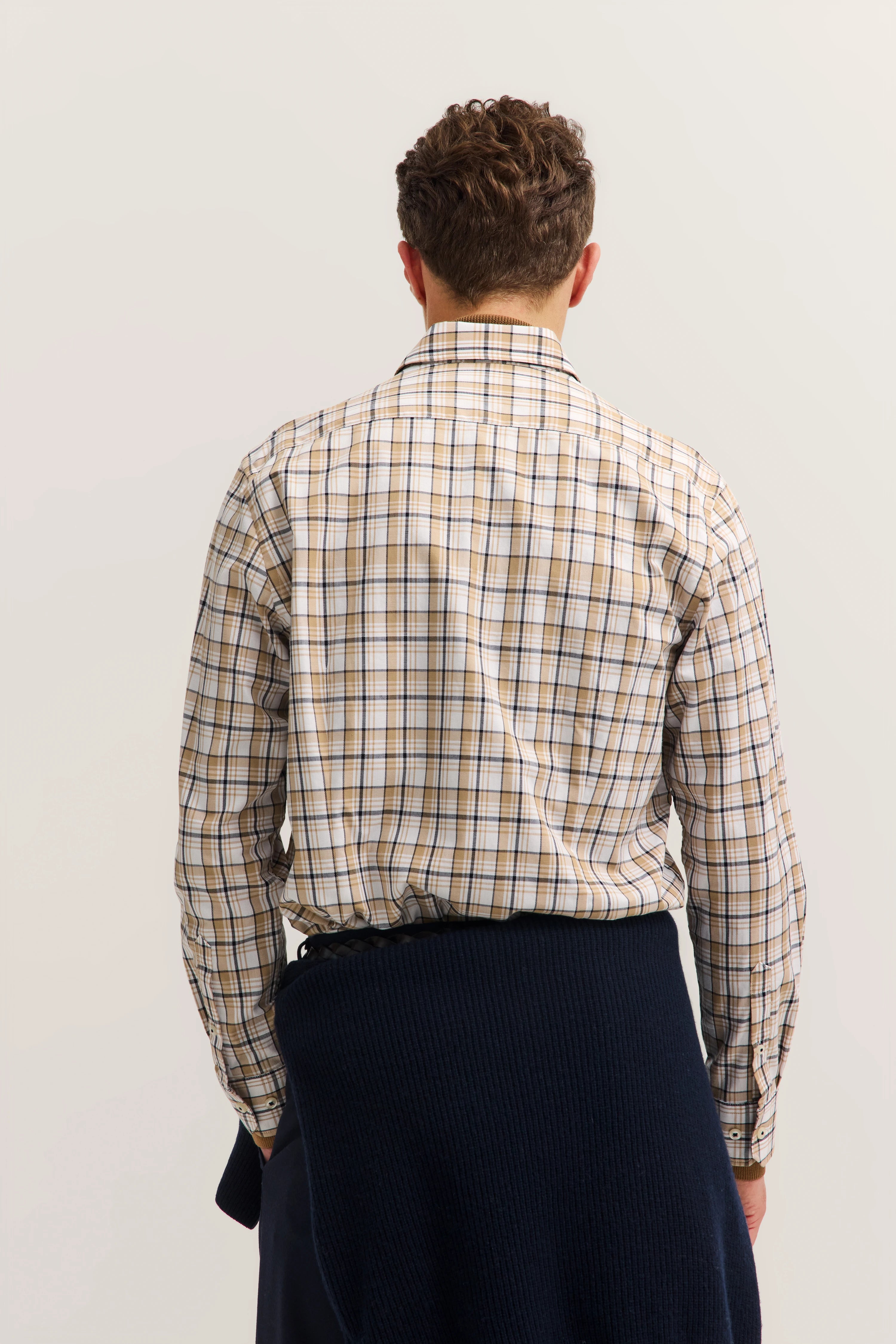 Hemd mit beigem Karomuster, Model von hinten, legeres Styling.