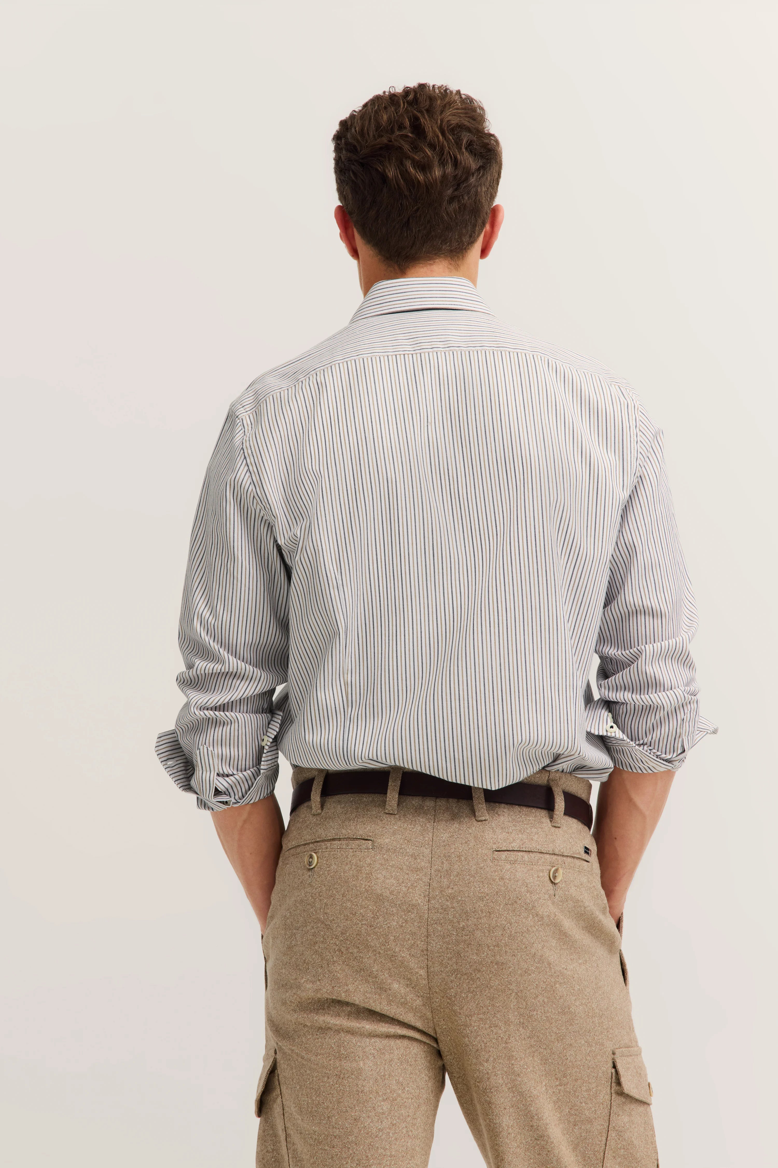 Back view model: Striped white-blue shirt, beige pants. Casual bugatti look.