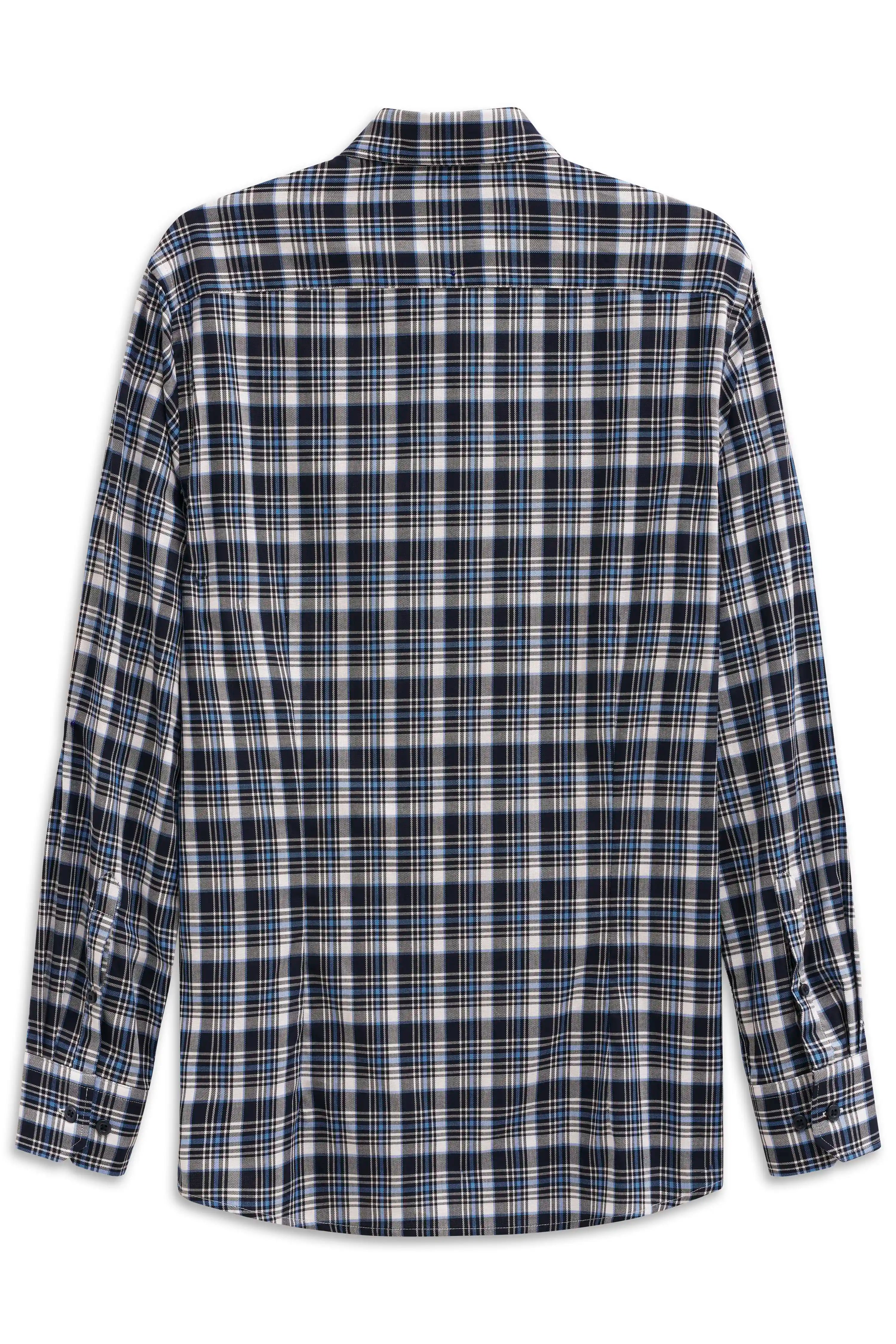 Blau-weiß kariertes bugatti Hemd in legerem Büstenbild, ideal für stilvolle Freizeitlooks.