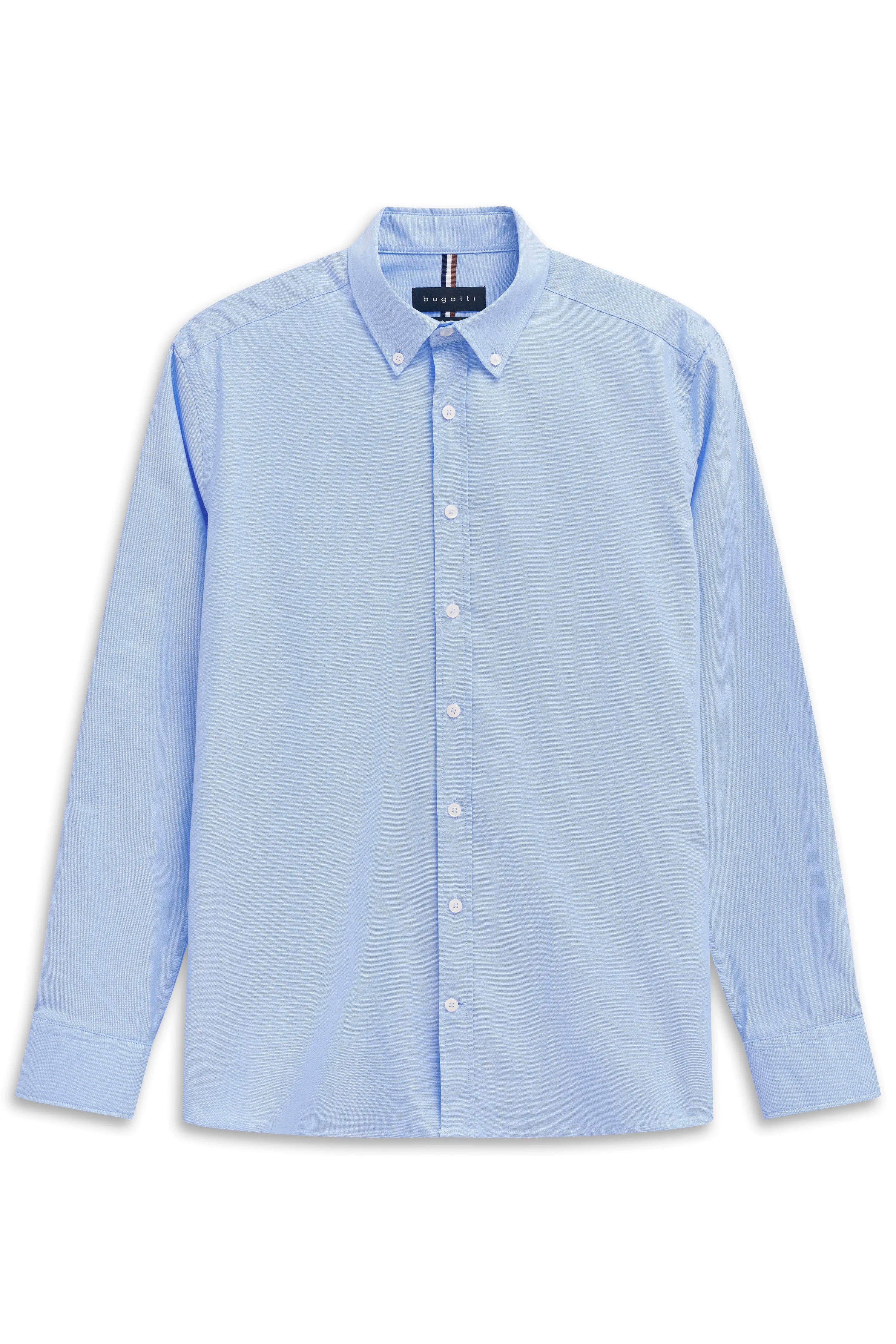 Hellblaues bugatti Hemd, klassischer Stil, Langarm, Knopfleiste, legeres Büstenbild.