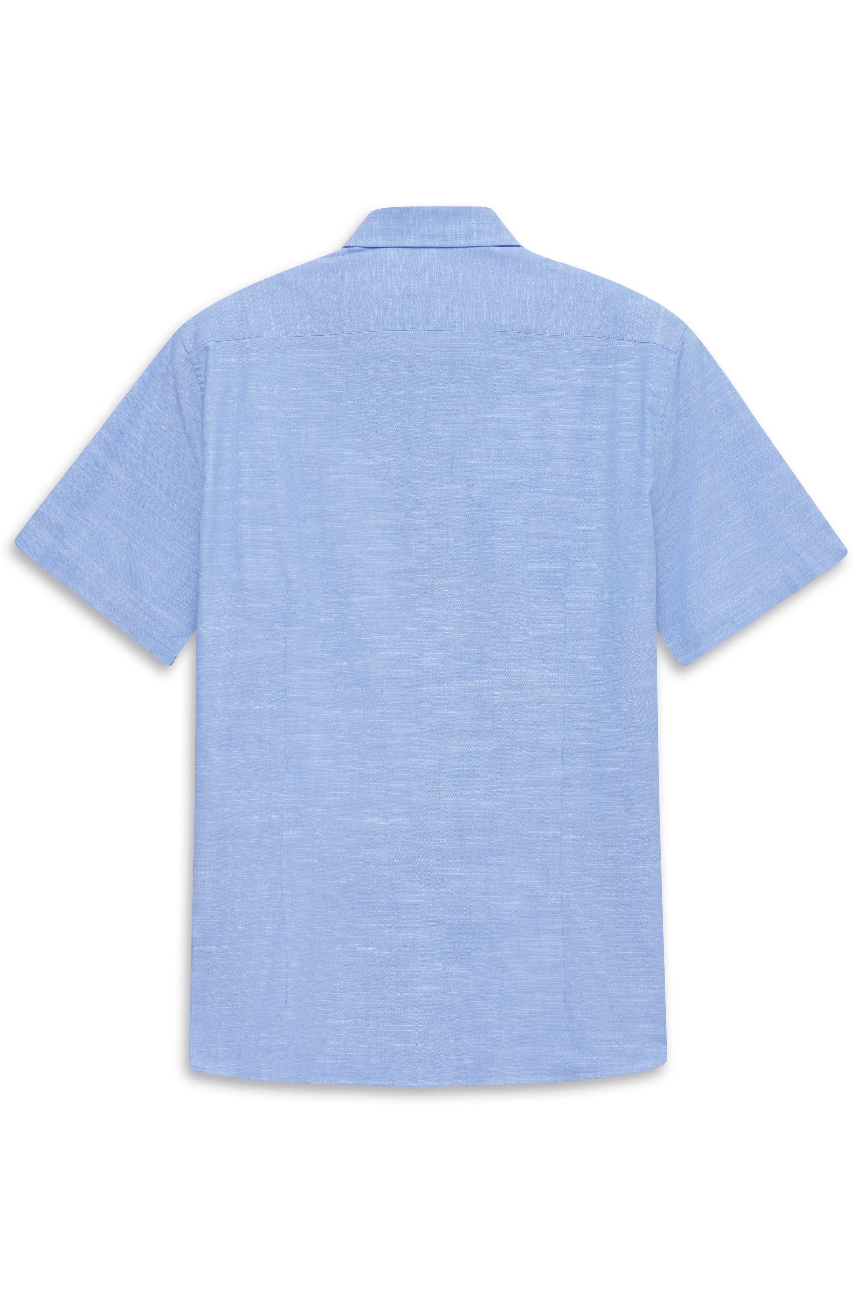 Kurzarmhemd in Hellblau von bugatti, Büstenbild, klassisches Design, Knopfleiste.