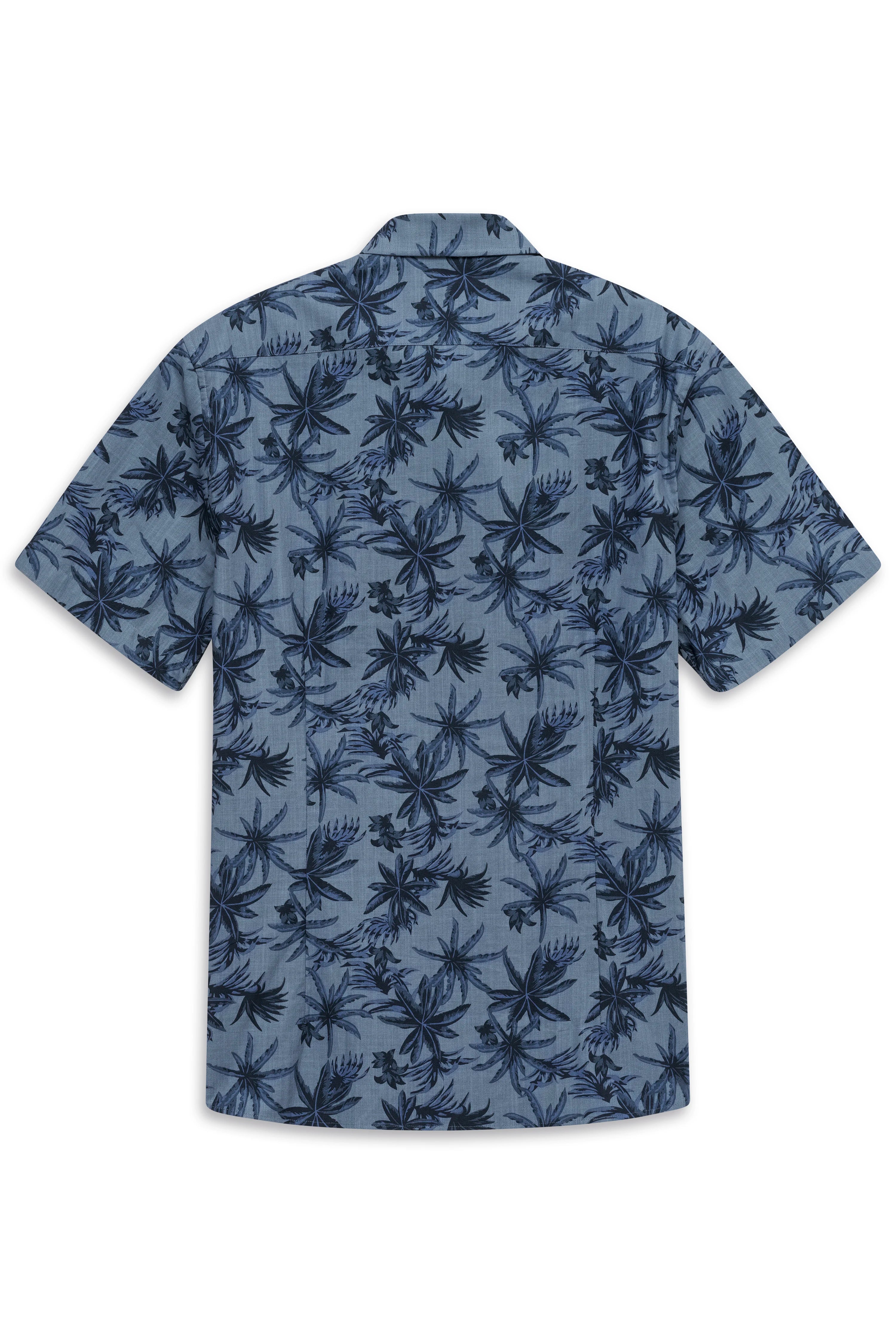 Blaues bugatti Kurzarmhemd mit Palmenmuster, legeres Büstenbild.