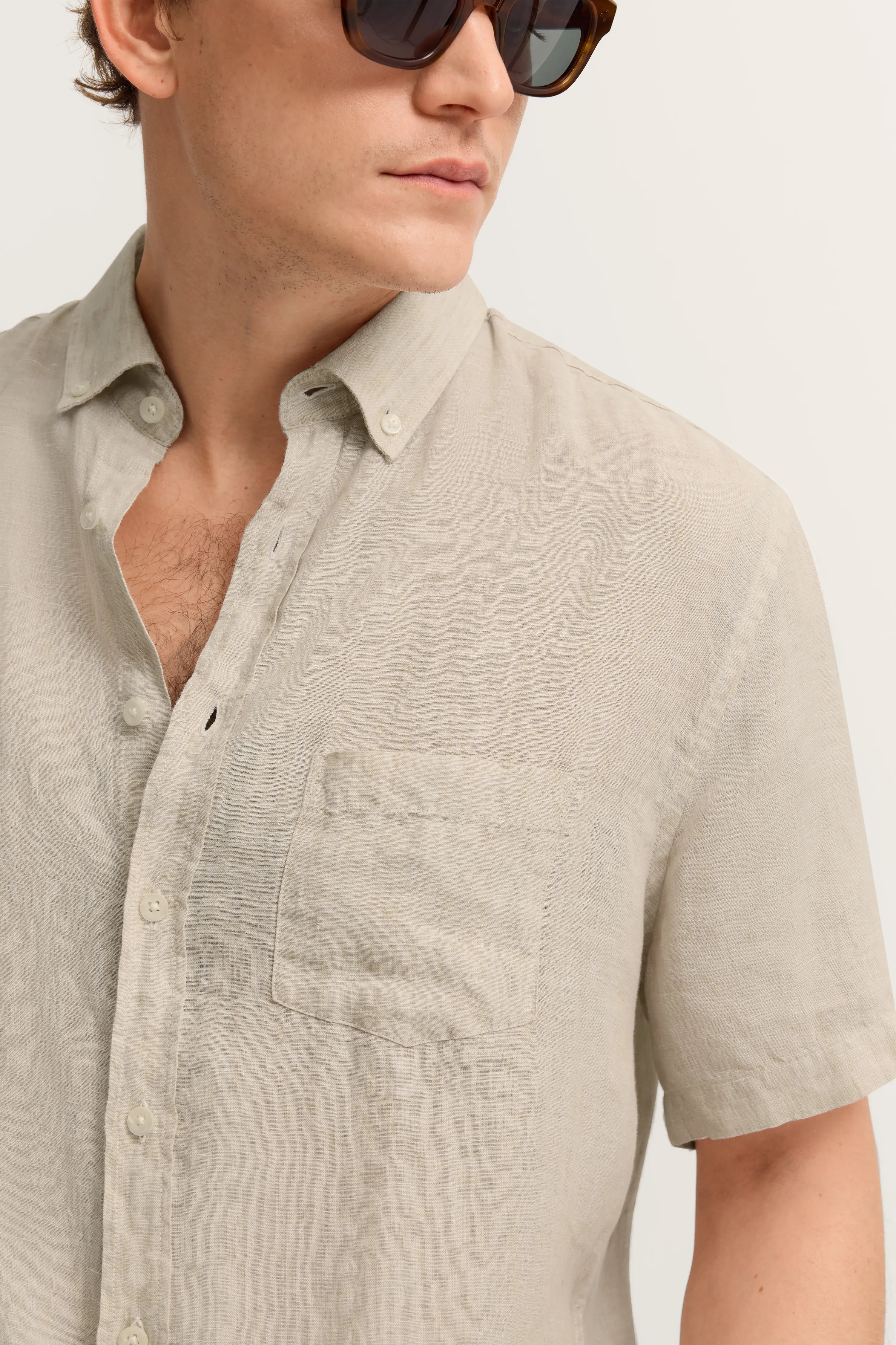 Kurzarm-Hemd in Beige aus Leinen, Büstenbild, lässiger Stil, bugatti Eleganz.