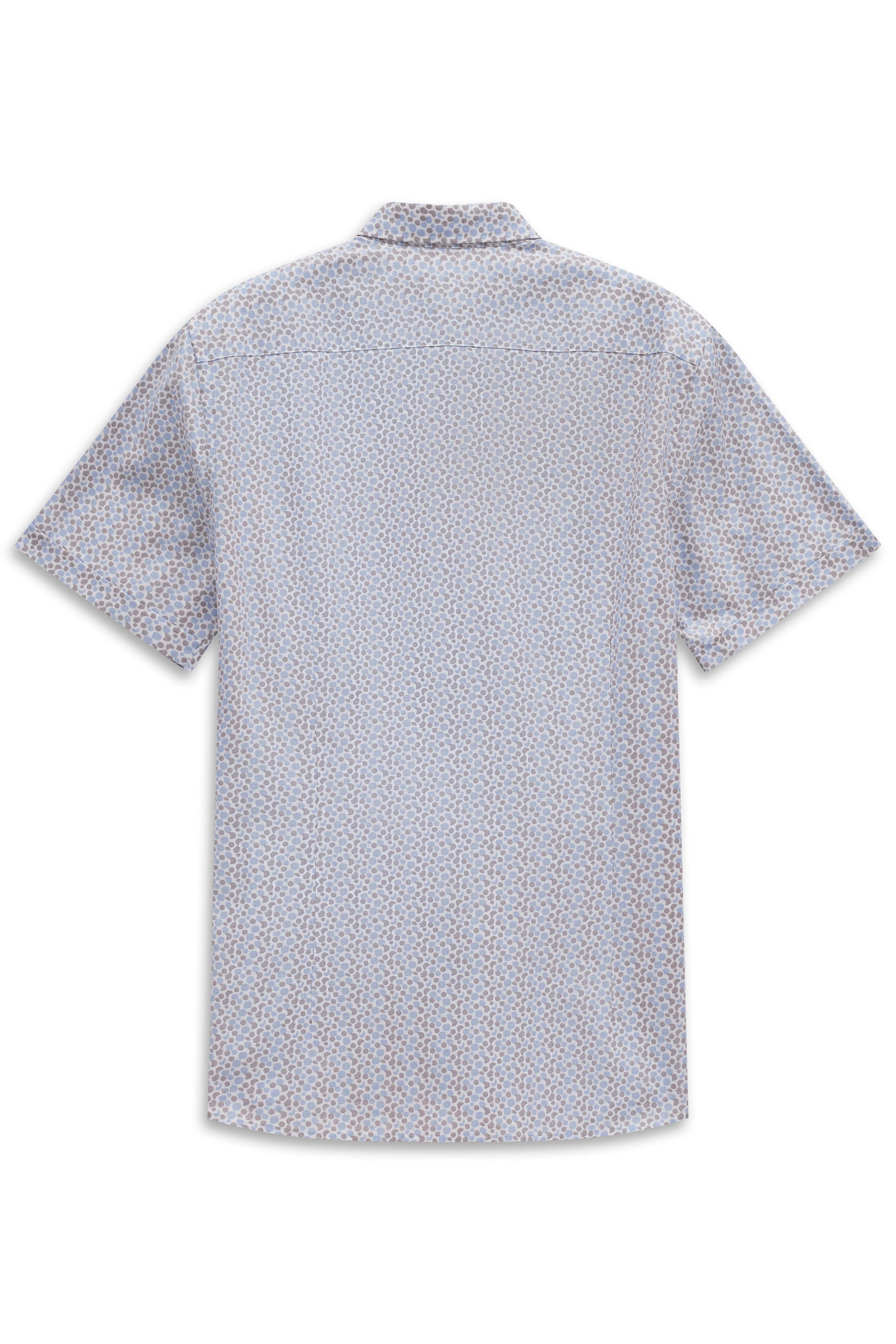 Kurzarmhemd mit blauem geometrischem Muster, Rückansicht, legeres Büstenbild.